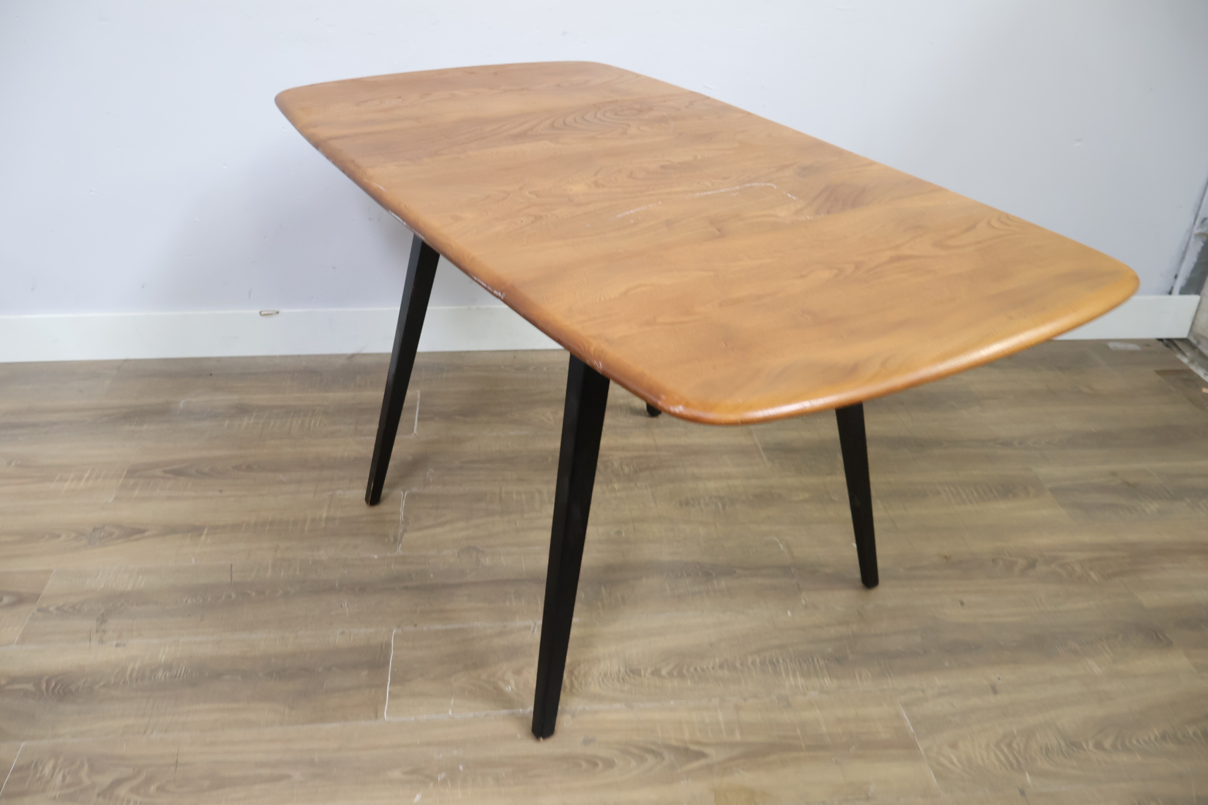 Eikenhouten eettafel met zwarte poten – foto 10 – kavel bij GSD Auctions, Zoeterwoude