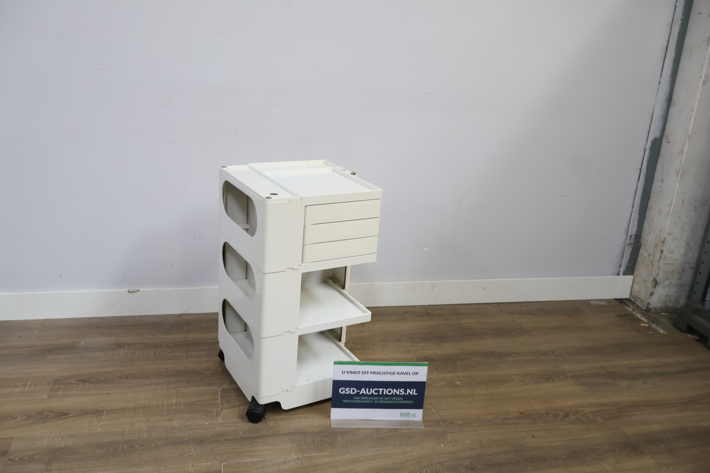 Witte kunststof multilaags dressoir op wieltjes – kavel bij GSD Auctions, Zoeterwoude