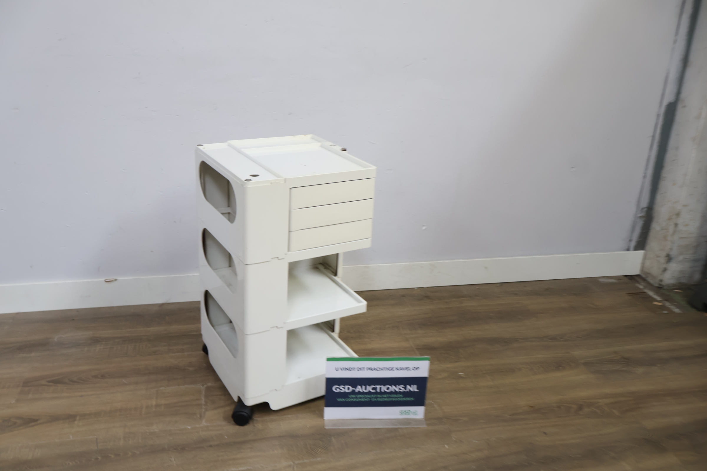 Witte kunststof multilaags dressoir op wieltjes – foto 2 – kavel bij GSD Auctions, Zoeterwoude