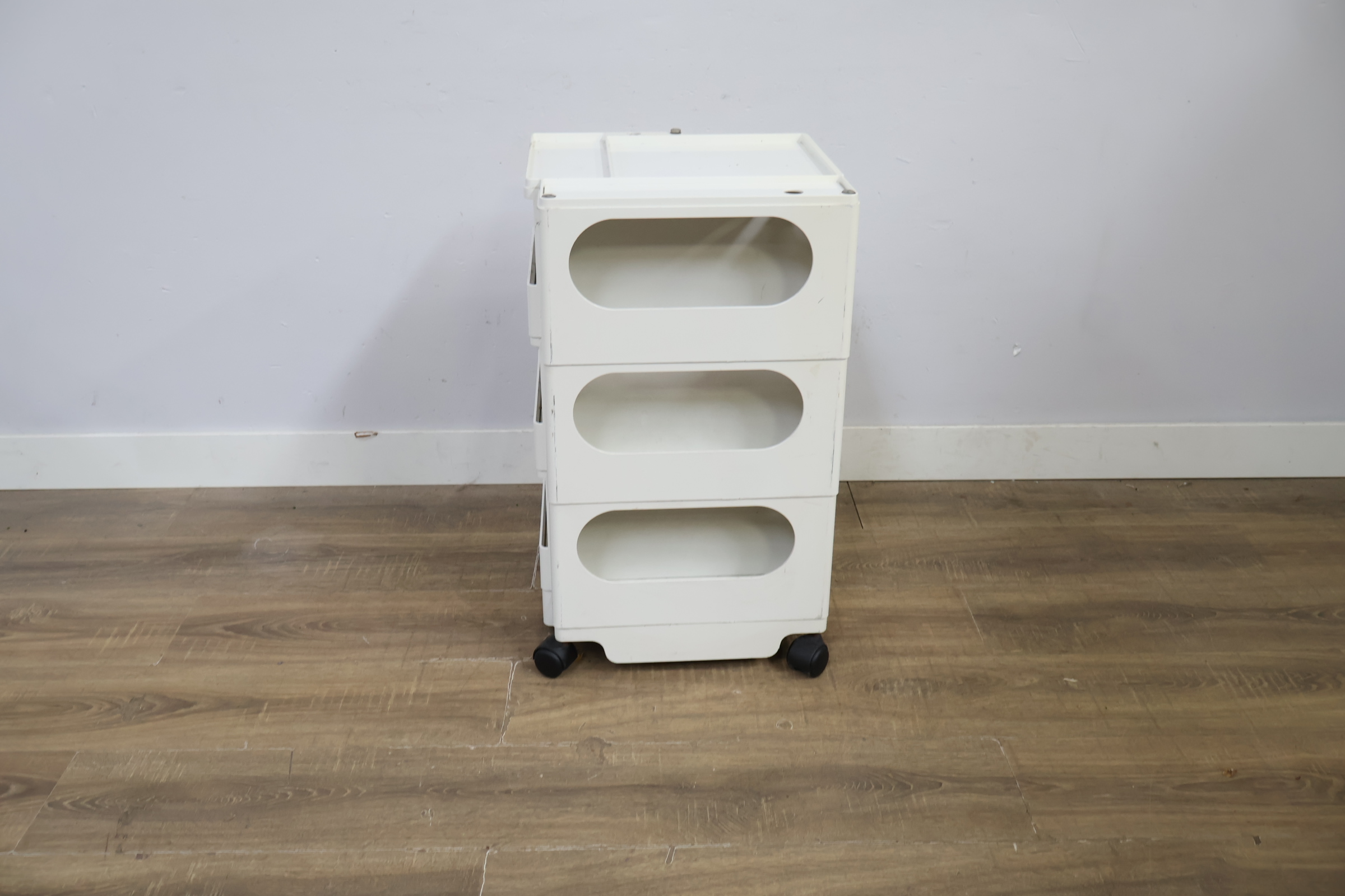 Witte kunststof multilaags dressoir op wieltjes – foto 3 – kavel bij GSD Auctions, Zoeterwoude