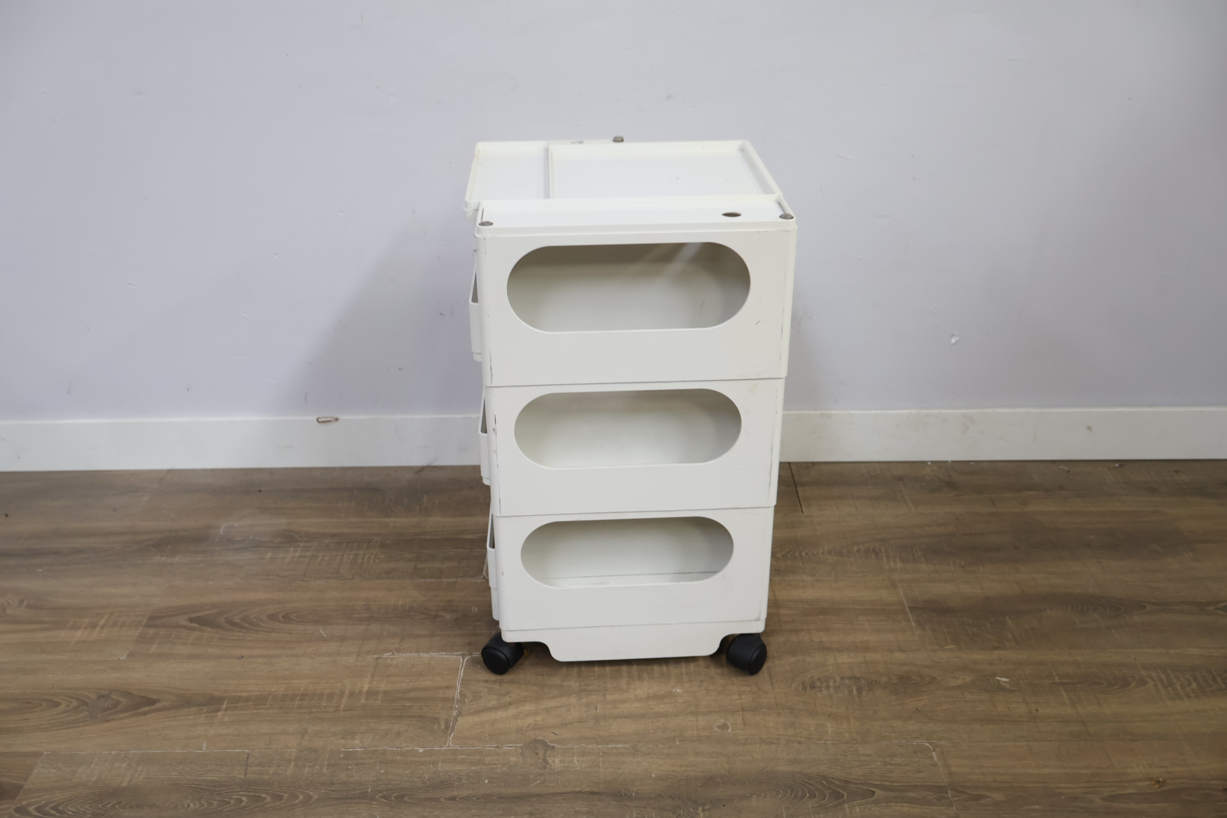 Witte kunststof multilaags dressoir op wieltjes – foto 4 – kavel bij GSD Auctions, Zoeterwoude