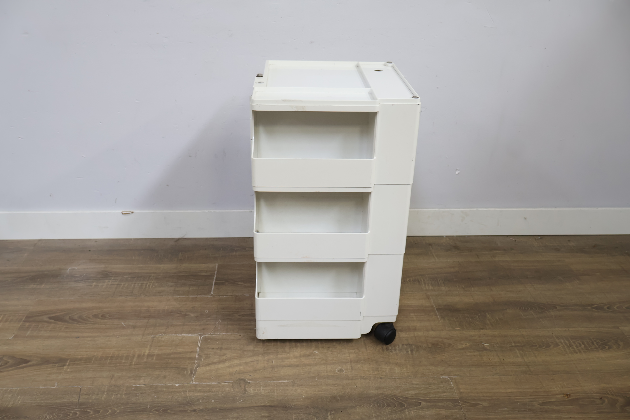 Witte kunststof multilaags dressoir op wieltjes – foto 5 – kavel bij GSD Auctions, Zoeterwoude