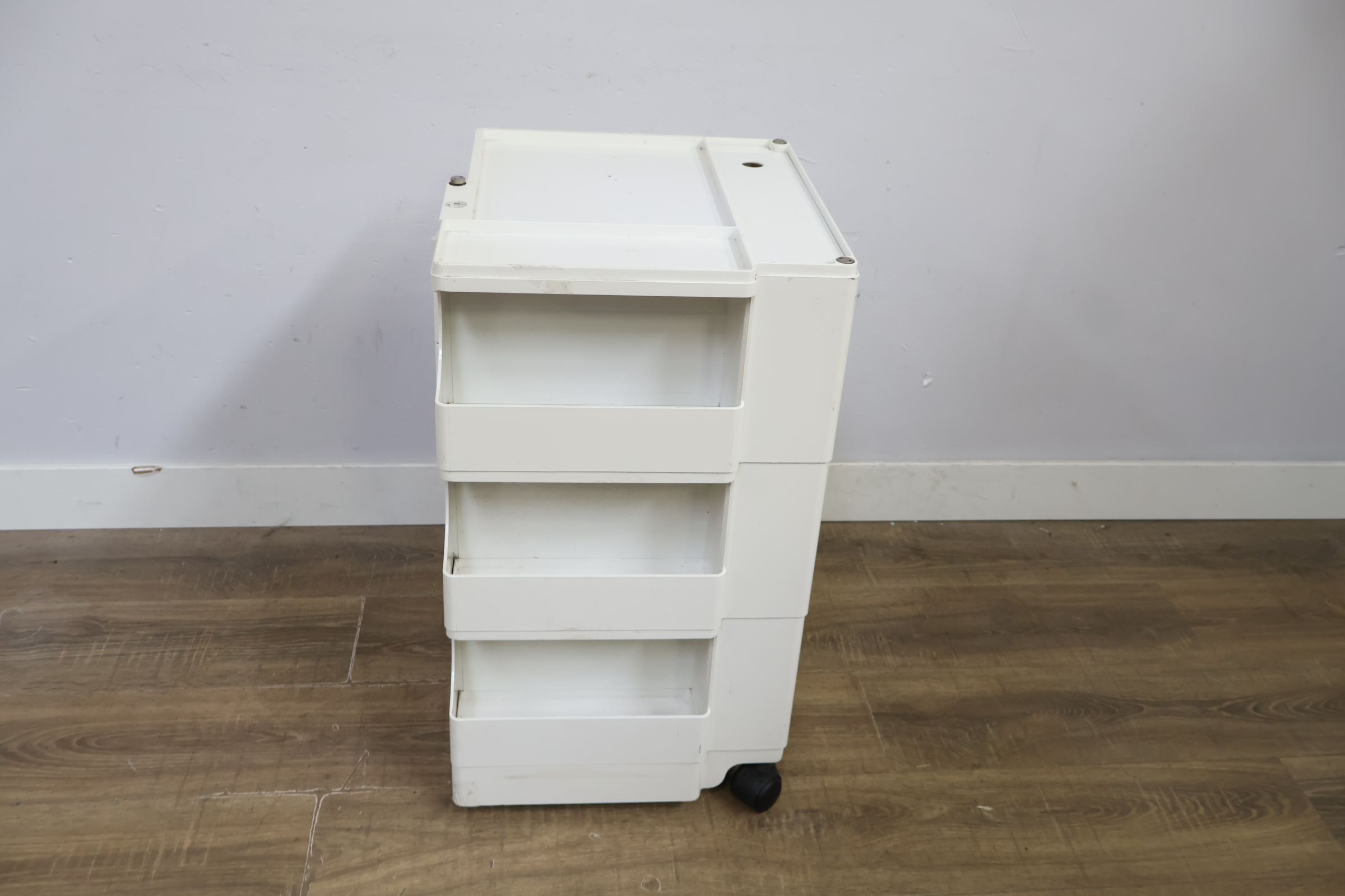 Witte kunststof multilaags dressoir op wieltjes – foto 6 – kavel bij GSD Auctions, Zoeterwoude
