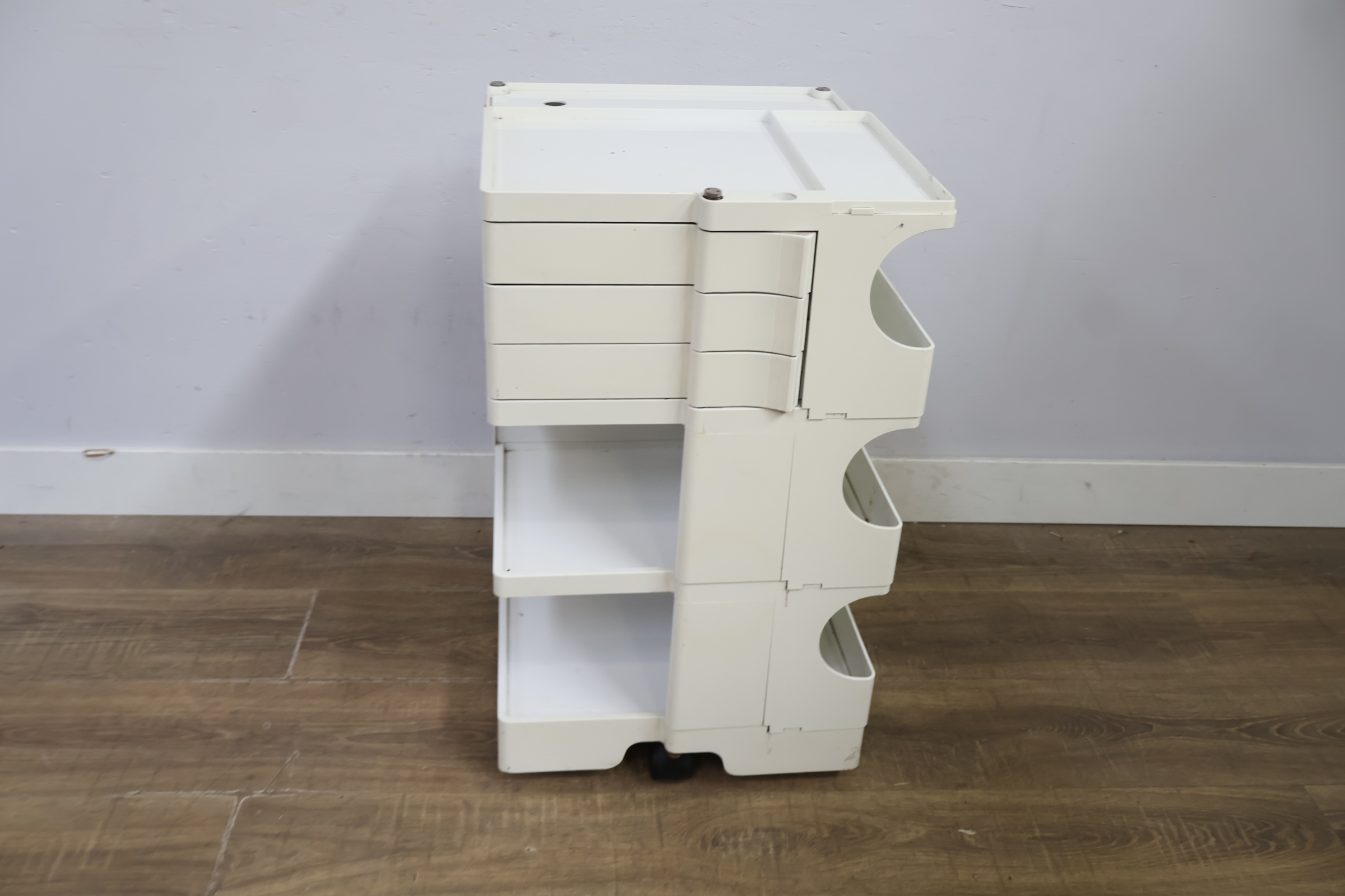 Witte kunststof multilaags dressoir op wieltjes – foto 7 – kavel bij GSD Auctions, Zoeterwoude