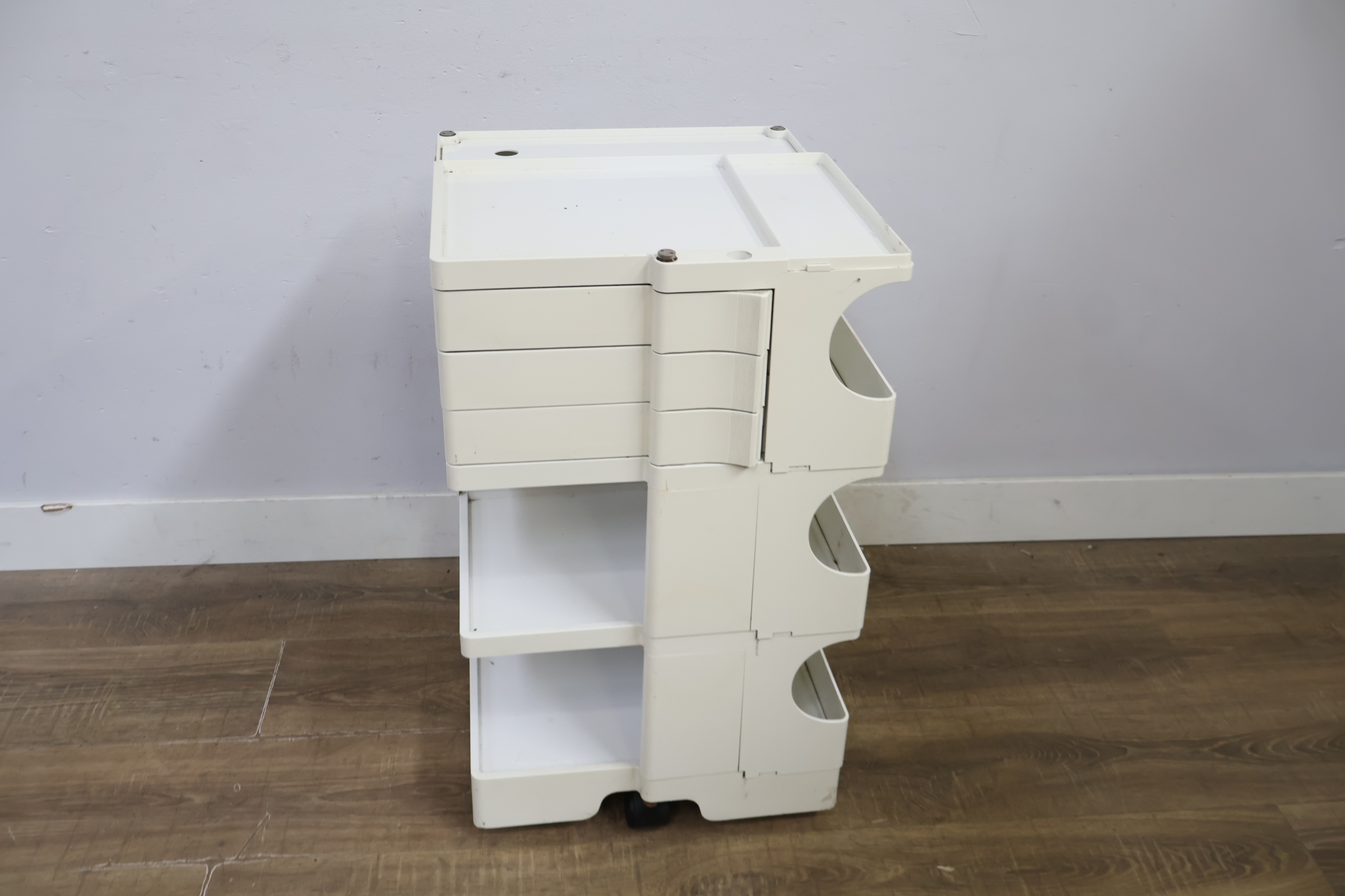 Witte kunststof multilaags dressoir op wieltjes – foto 8 – kavel bij GSD Auctions, Zoeterwoude