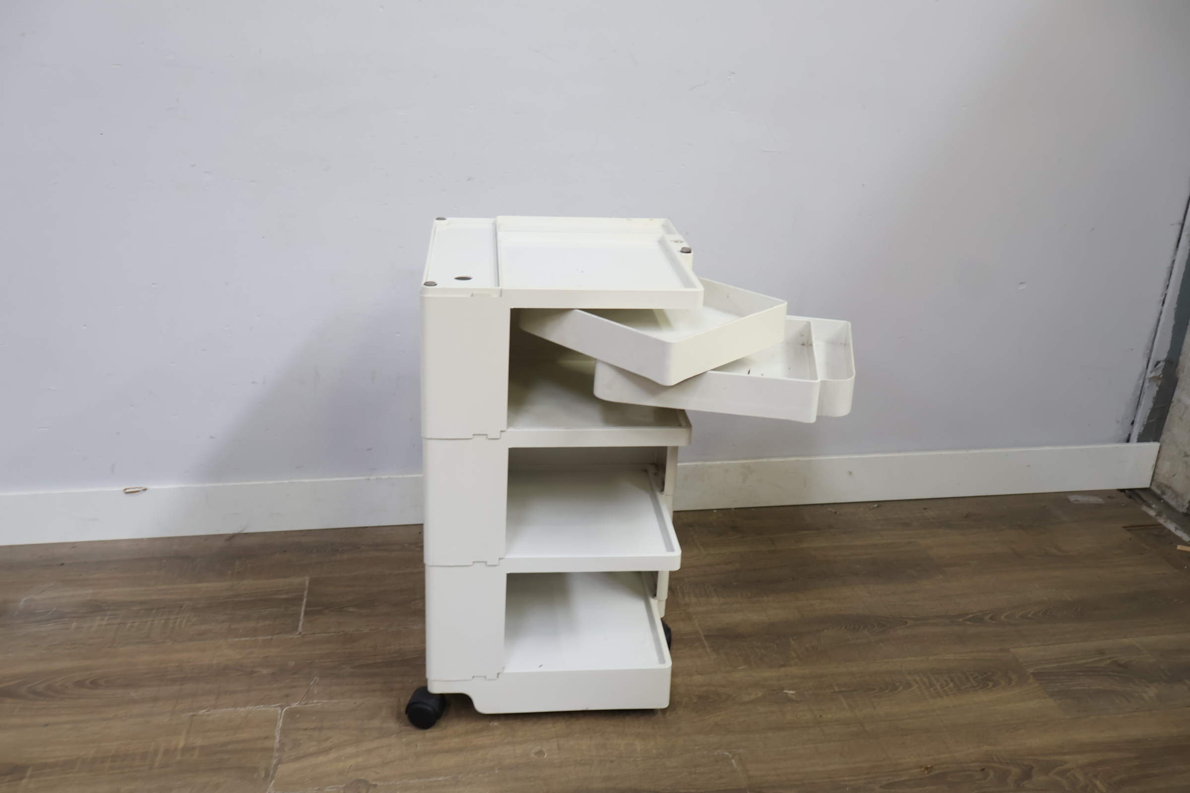 Witte kunststof multilaags dressoir op wieltjes – foto 9 – kavel bij GSD Auctions, Zoeterwoude