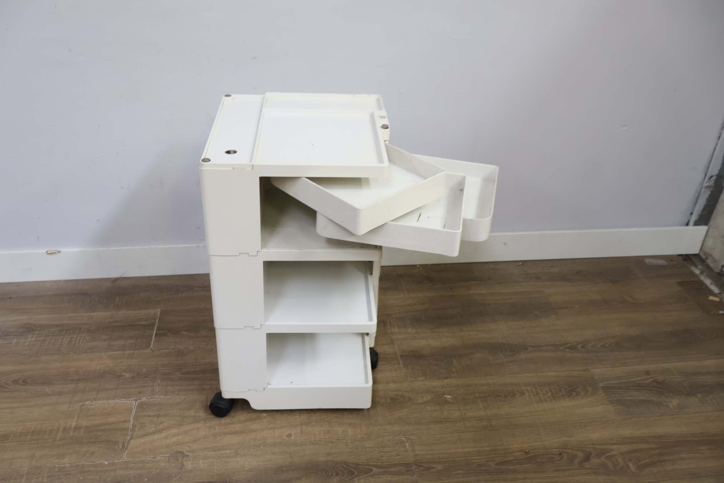 Witte kunststof multilaags dressoir op wieltjes – foto 10 – kavel bij GSD Auctions, Zoeterwoude