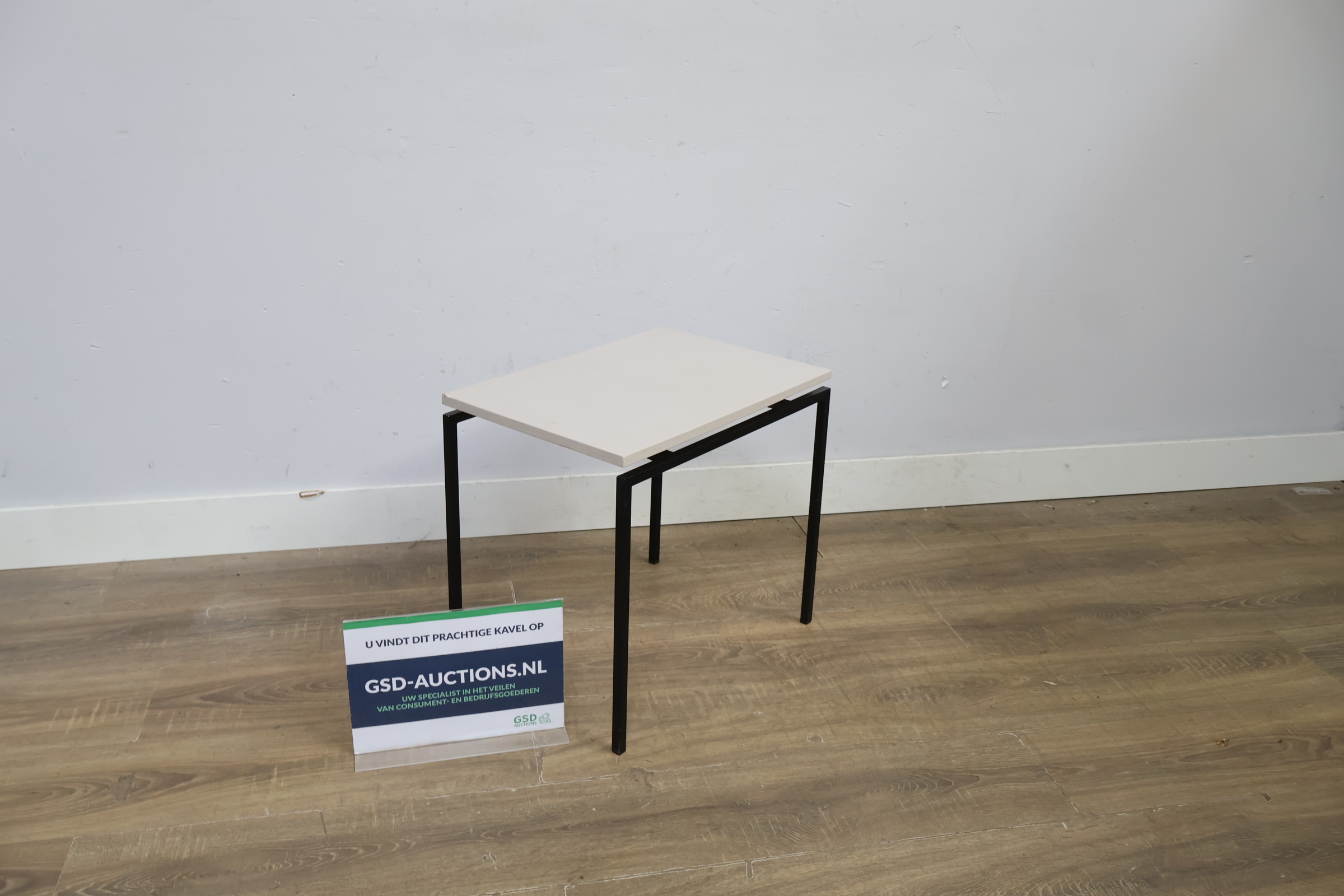 Vierkante bijzettafel met wit blad en zwart metalen frame – kavel bij GSD Auctions, Zoeterwoude