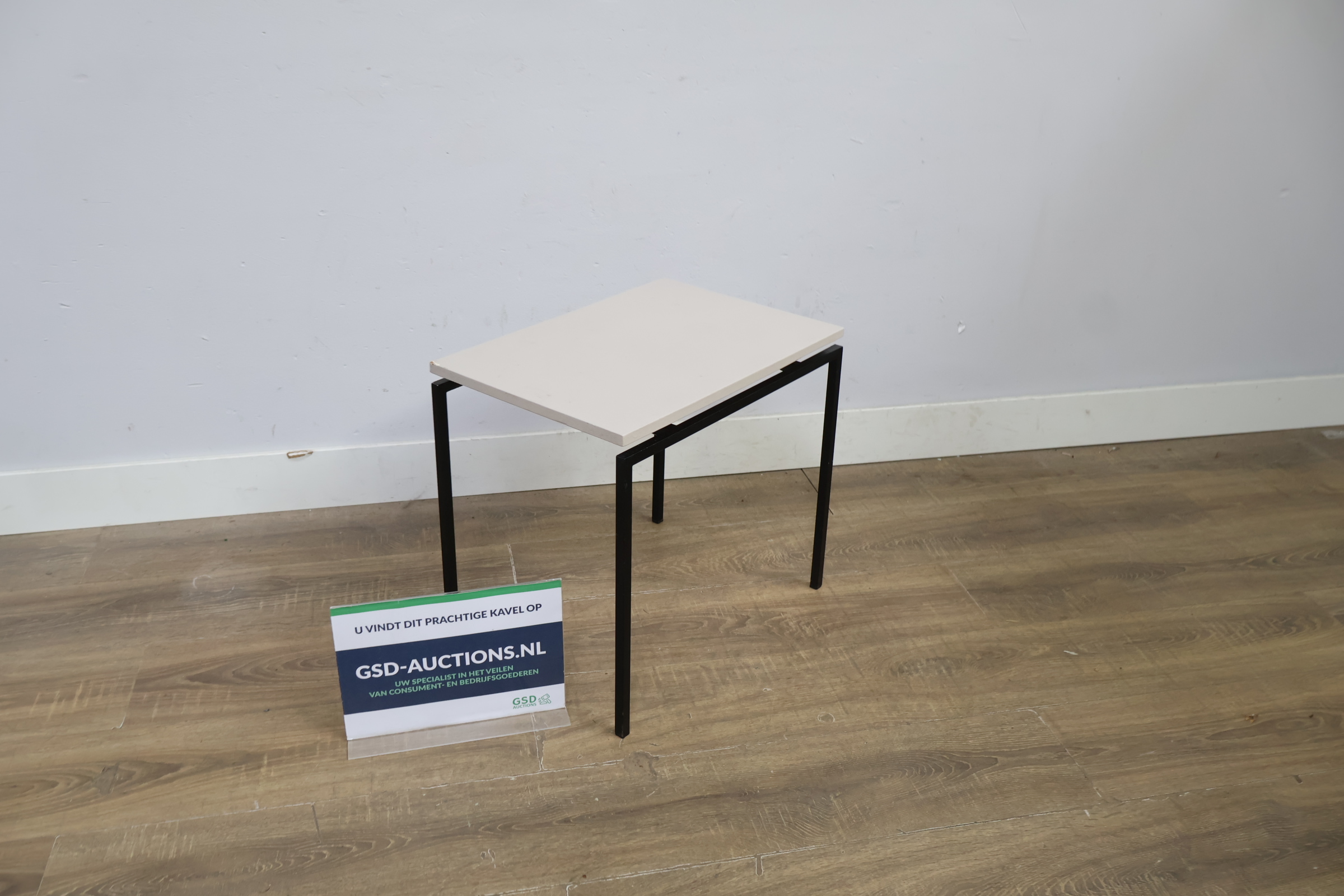 Vierkante bijzettafel met wit blad en zwart metalen frame – foto 2 – kavel bij GSD Auctions, Zoeterwoude