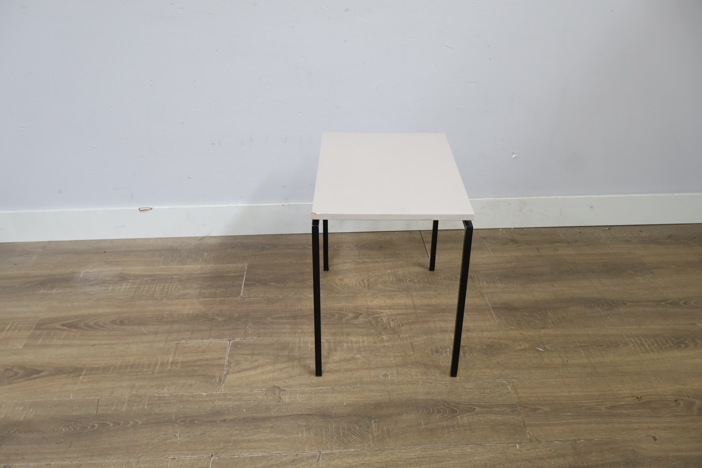 Vierkante bijzettafel met wit blad en zwart metalen frame – foto 3 – kavel bij GSD Auctions, Zoeterwoude