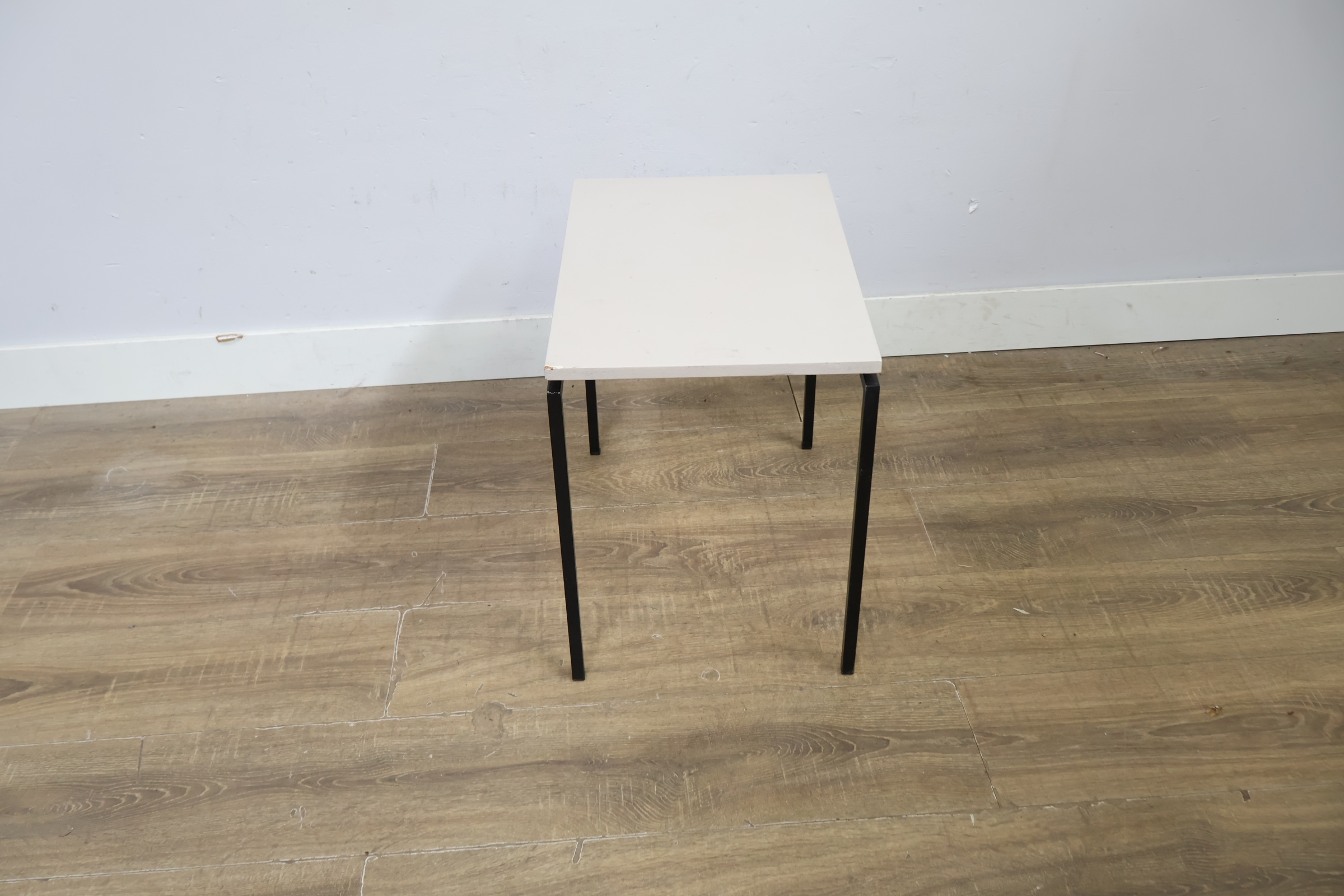 Vierkante bijzettafel met wit blad en zwart metalen frame – foto 4 – kavel bij GSD Auctions, Zoeterwoude