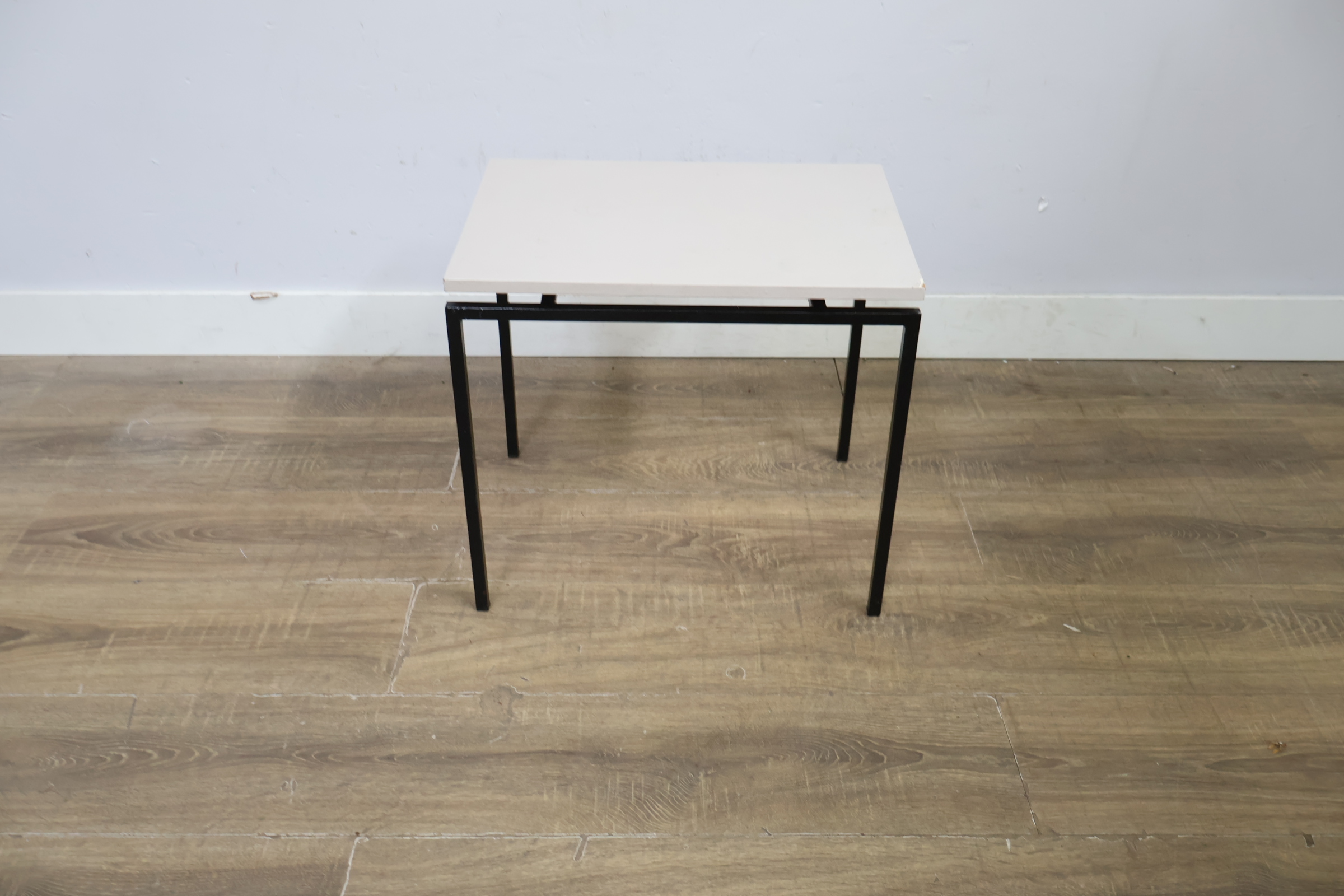 Vierkante bijzettafel met wit blad en zwart metalen frame – foto 5 – kavel bij GSD Auctions, Zoeterwoude