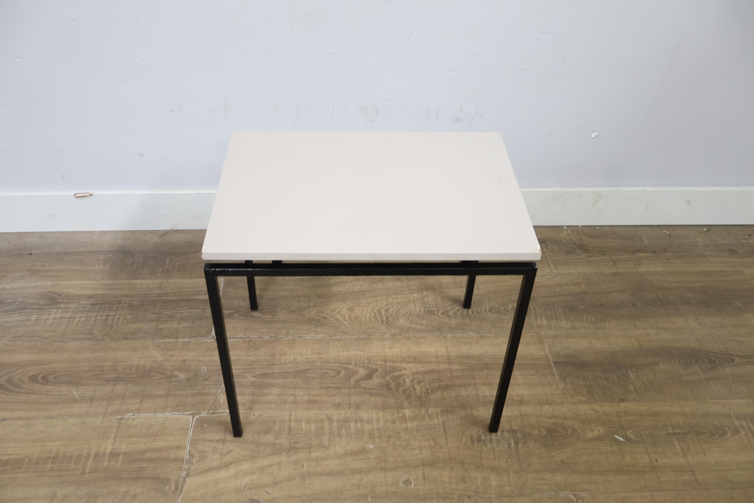 Vierkante bijzettafel met wit blad en zwart metalen frame – foto 6 – kavel bij GSD Auctions, Zoeterwoude