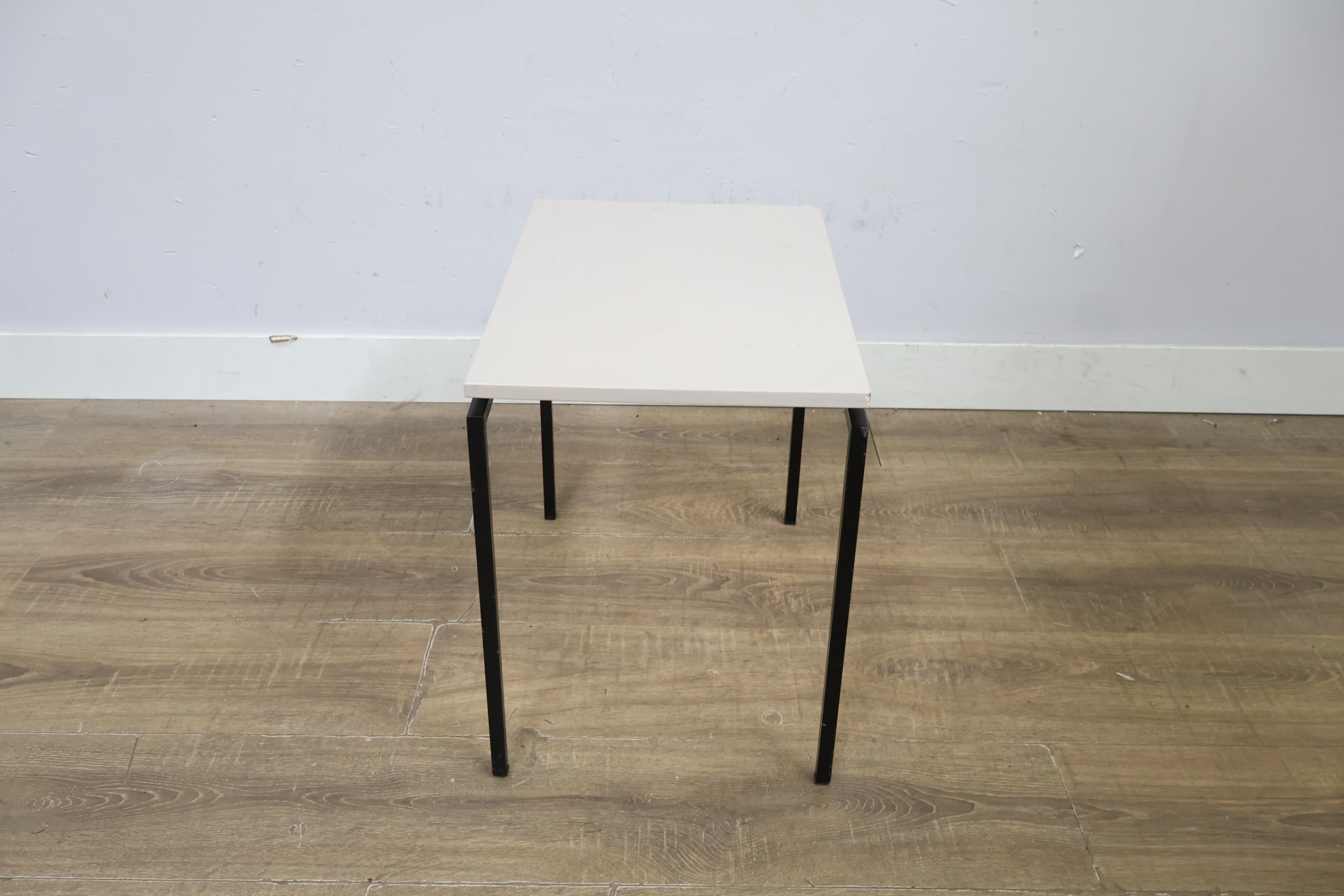 Vierkante bijzettafel met wit blad en zwart metalen frame – foto 7 – kavel bij GSD Auctions, Zoeterwoude