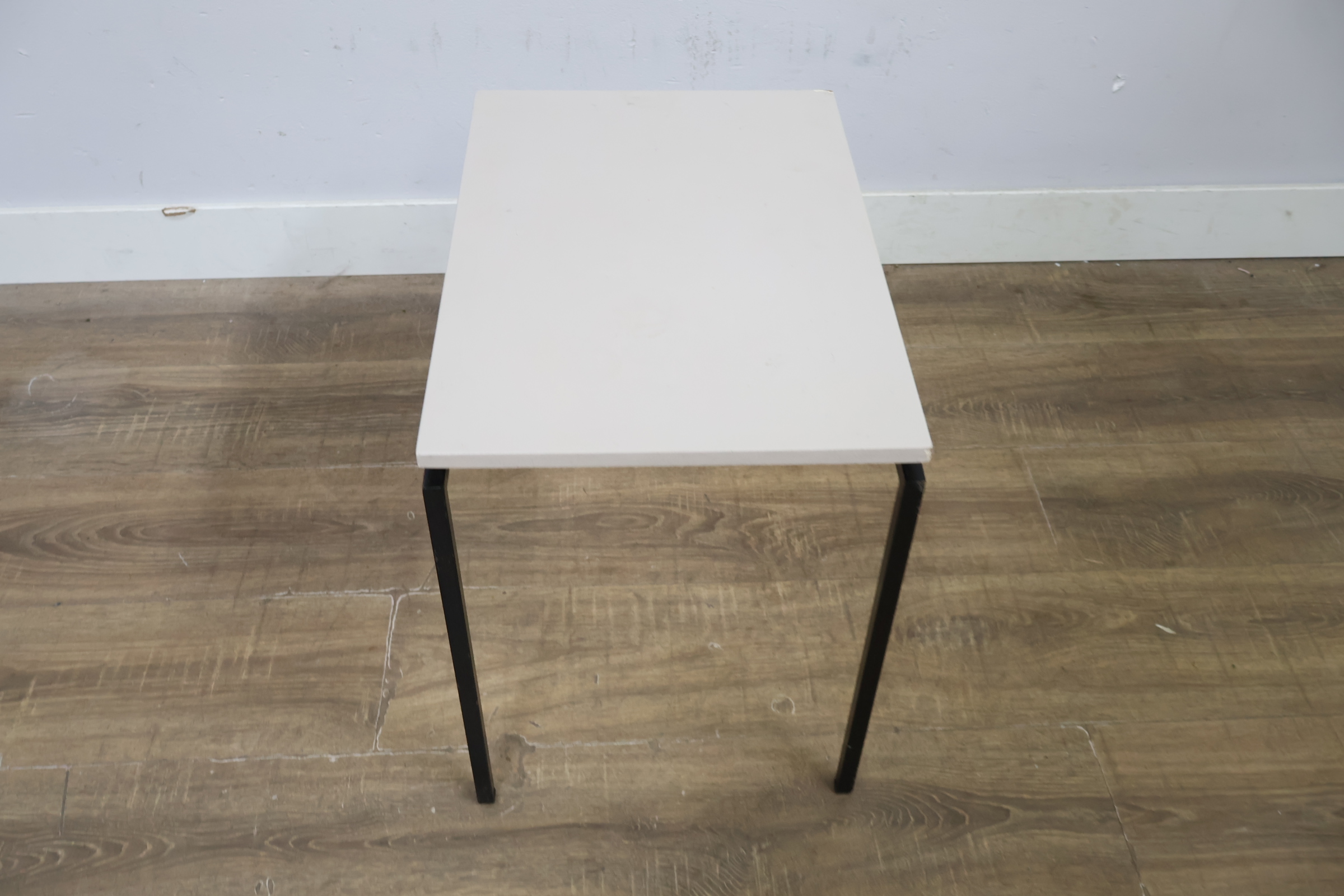 Vierkante bijzettafel met wit blad en zwart metalen frame – foto 8 – kavel bij GSD Auctions, Zoeterwoude