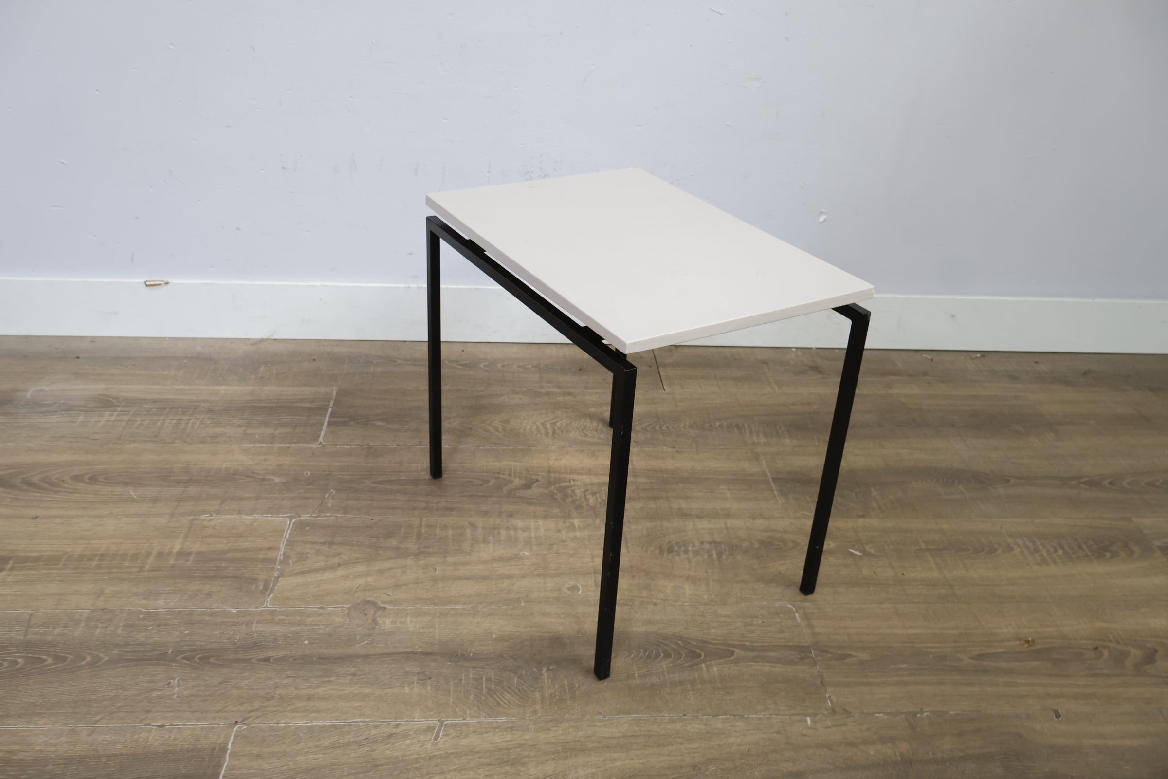Vierkante bijzettafel met wit blad en zwart metalen frame – foto 9 – kavel bij GSD Auctions, Zoeterwoude