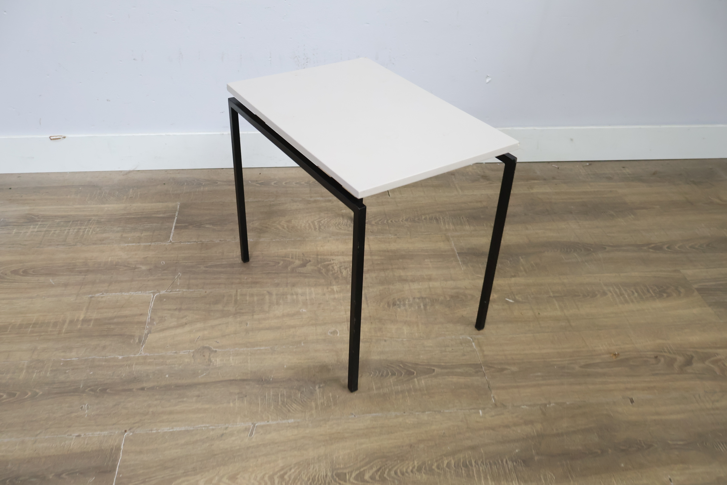 Vierkante bijzettafel met wit blad en zwart metalen frame – foto 10 – kavel bij GSD Auctions, Zoeterwoude