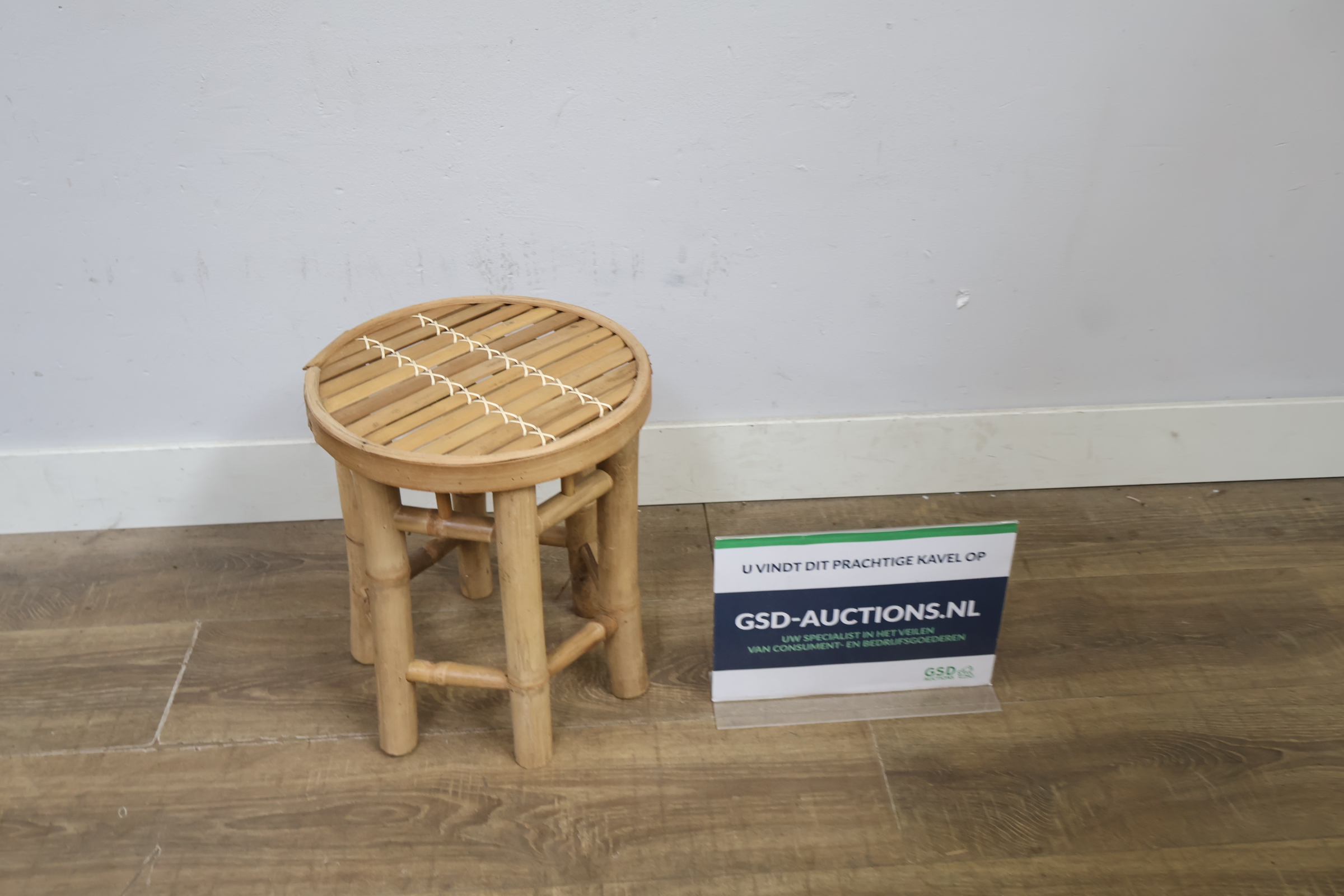Ronde rotan kruk – foto 2 – kavel bij GSD Auctions, Zoeterwoude