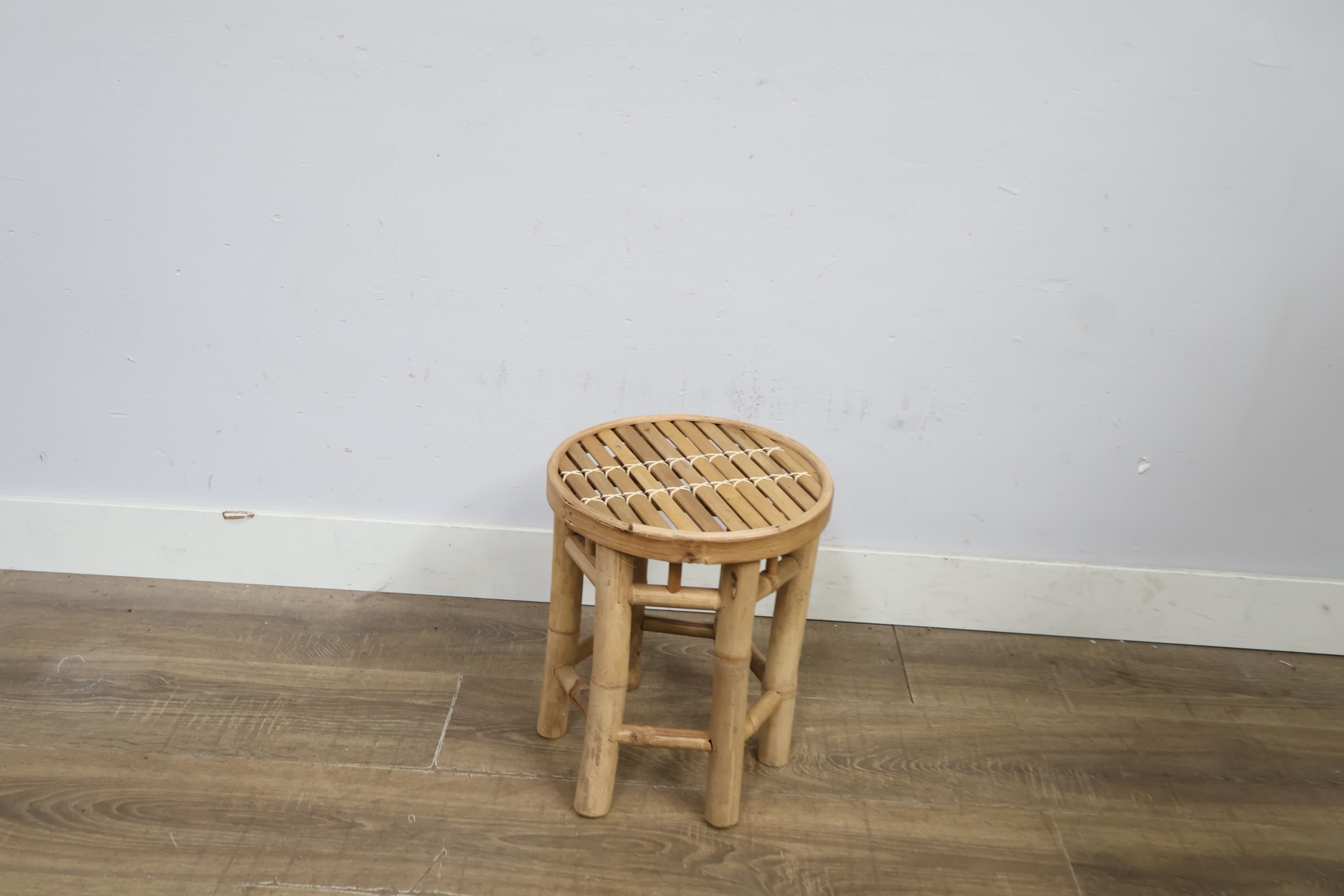 Ronde rotan kruk – foto 3 – kavel bij GSD Auctions, Zoeterwoude
