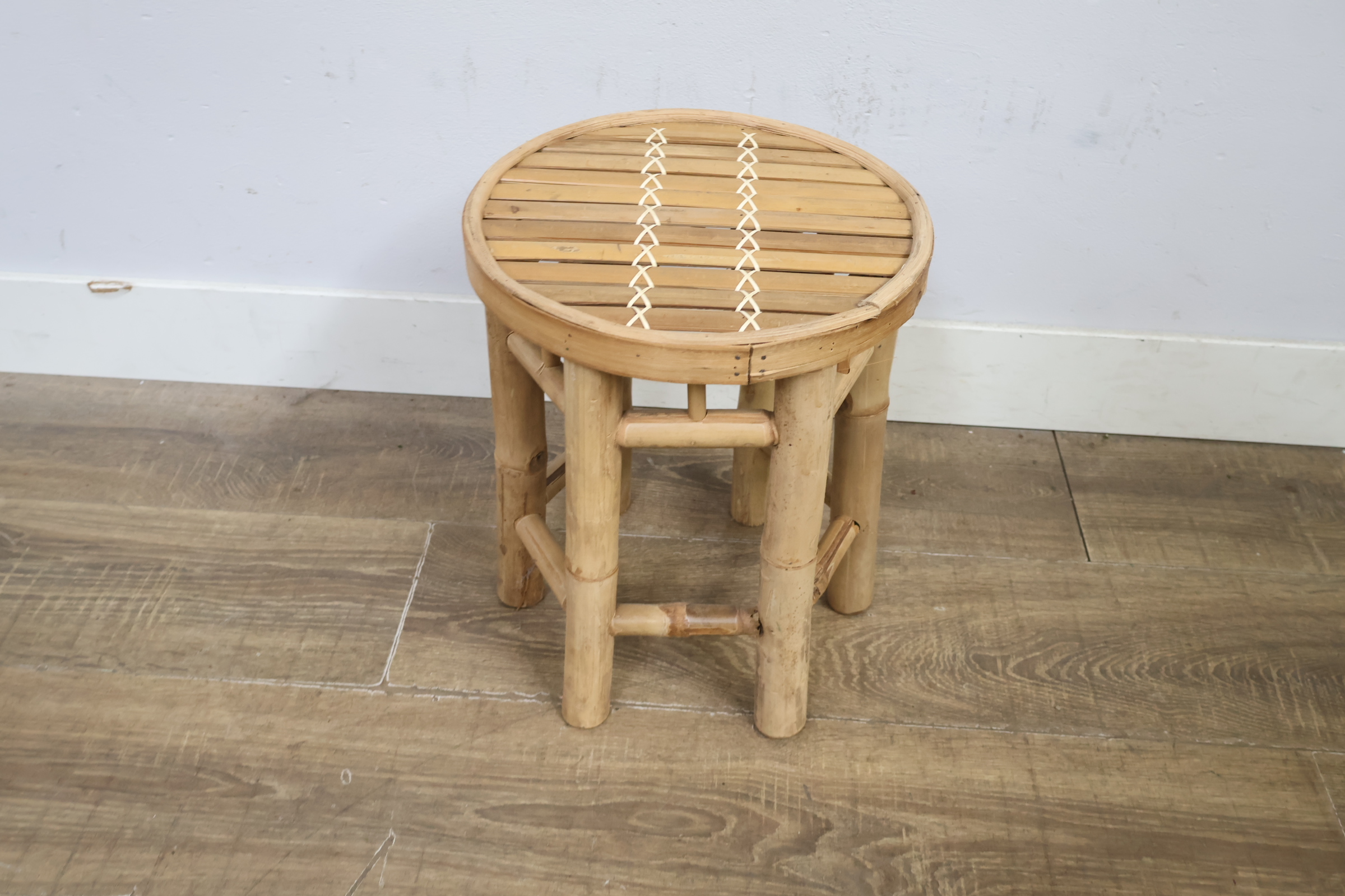 Ronde rotan kruk – foto 6 – kavel bij GSD Auctions, Zoeterwoude