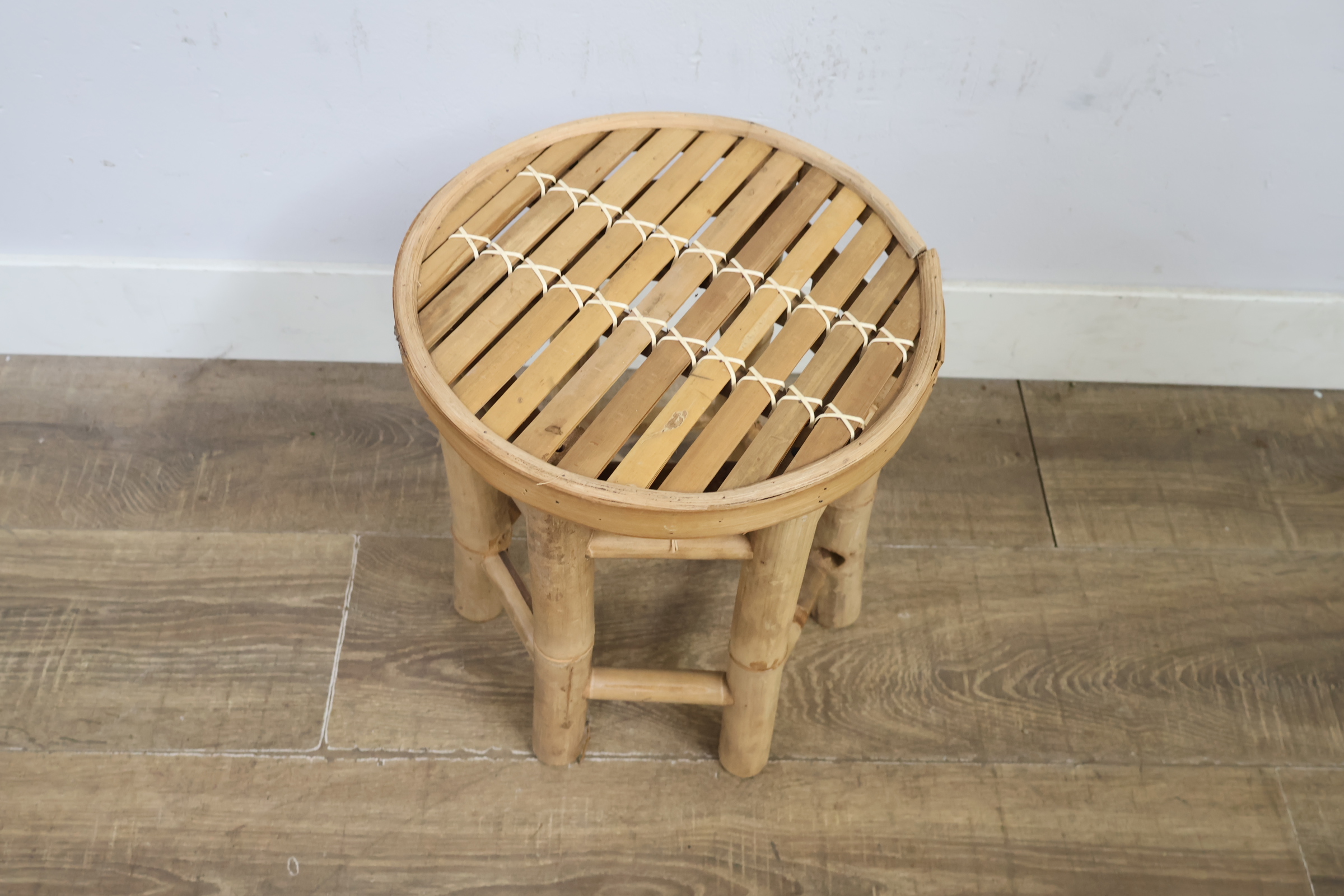 Ronde rotan kruk – foto 8 – kavel bij GSD Auctions, Zoeterwoude