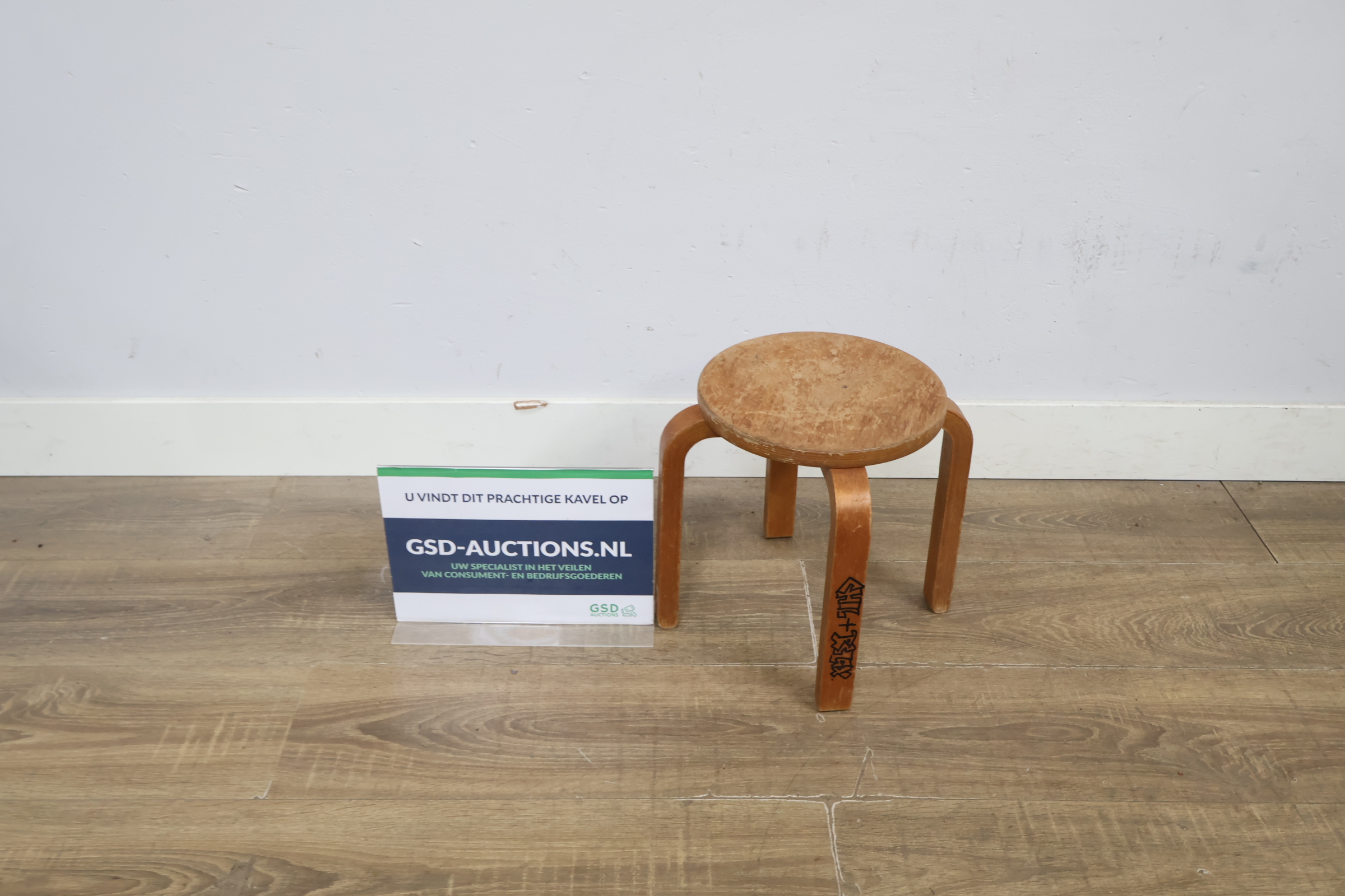 Artek Stool 60 houten kruk – kavel bij GSD Auctions, Zoeterwoude