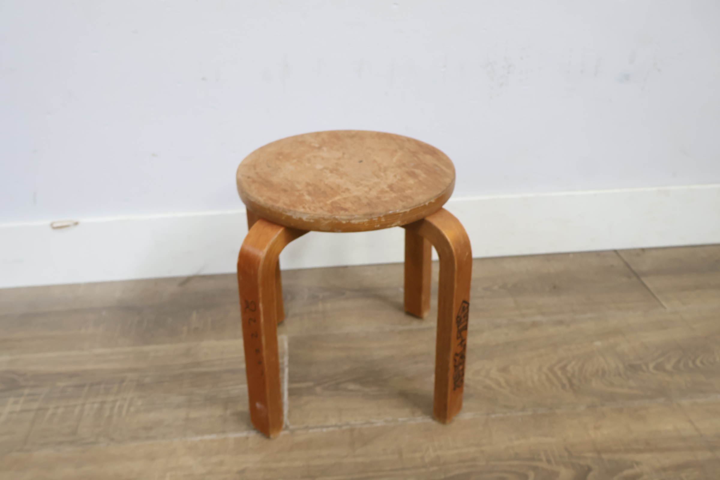 Artek Stool 60 houten kruk – foto 3 – kavel bij GSD Auctions, Zoeterwoude