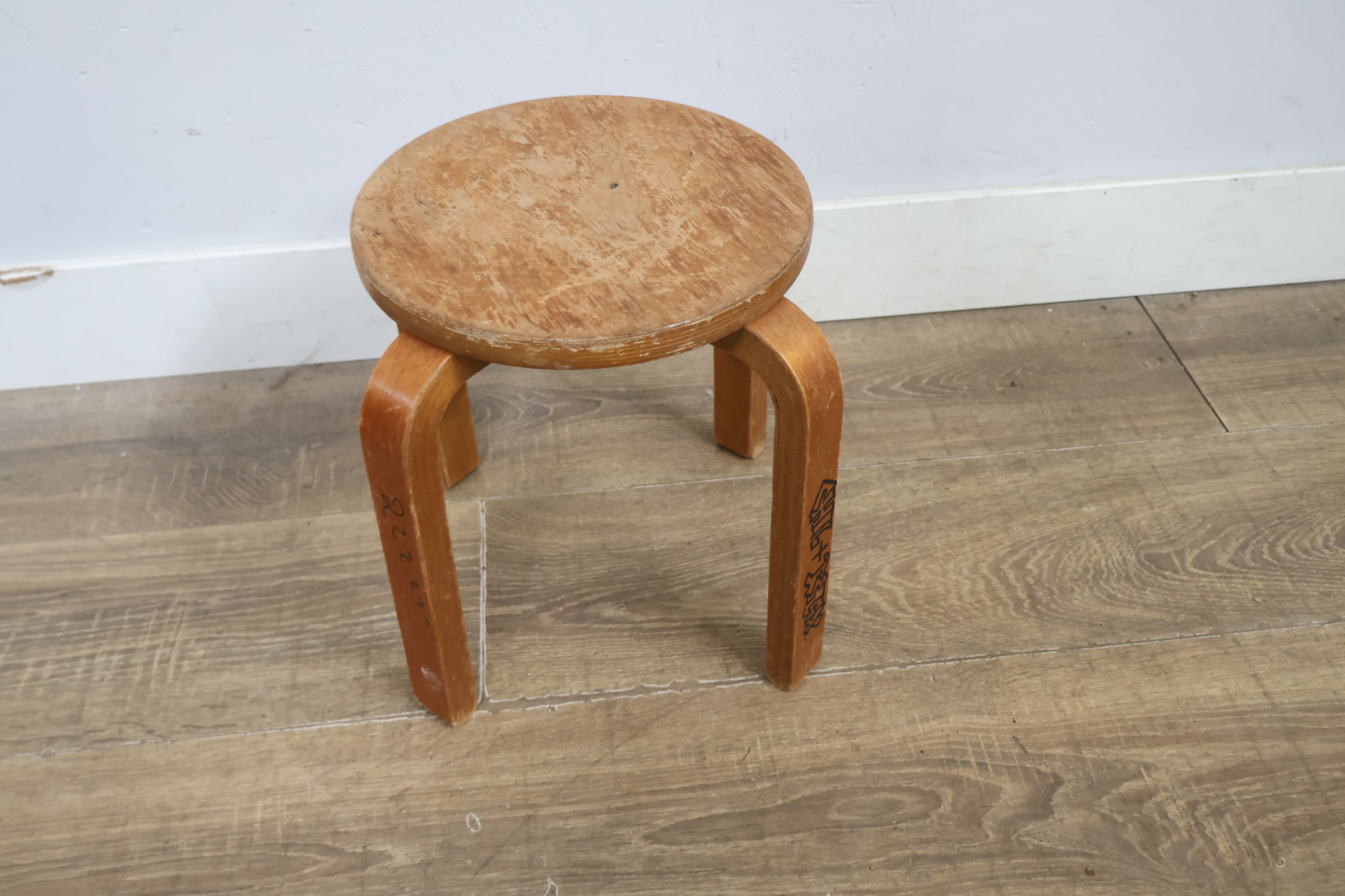 Artek Stool 60 houten kruk – foto 4 – kavel bij GSD Auctions, Zoeterwoude