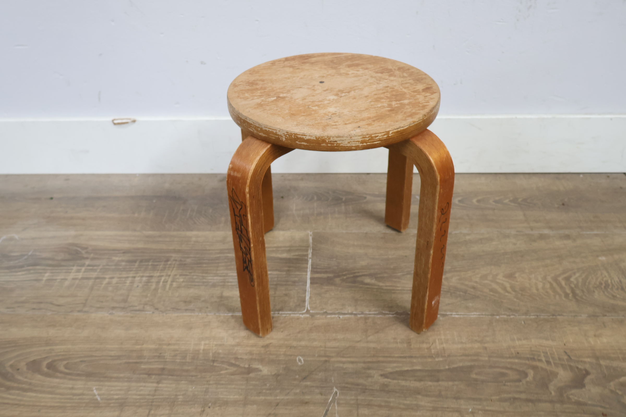 Artek Stool 60 houten kruk – foto 5 – kavel bij GSD Auctions, Zoeterwoude
