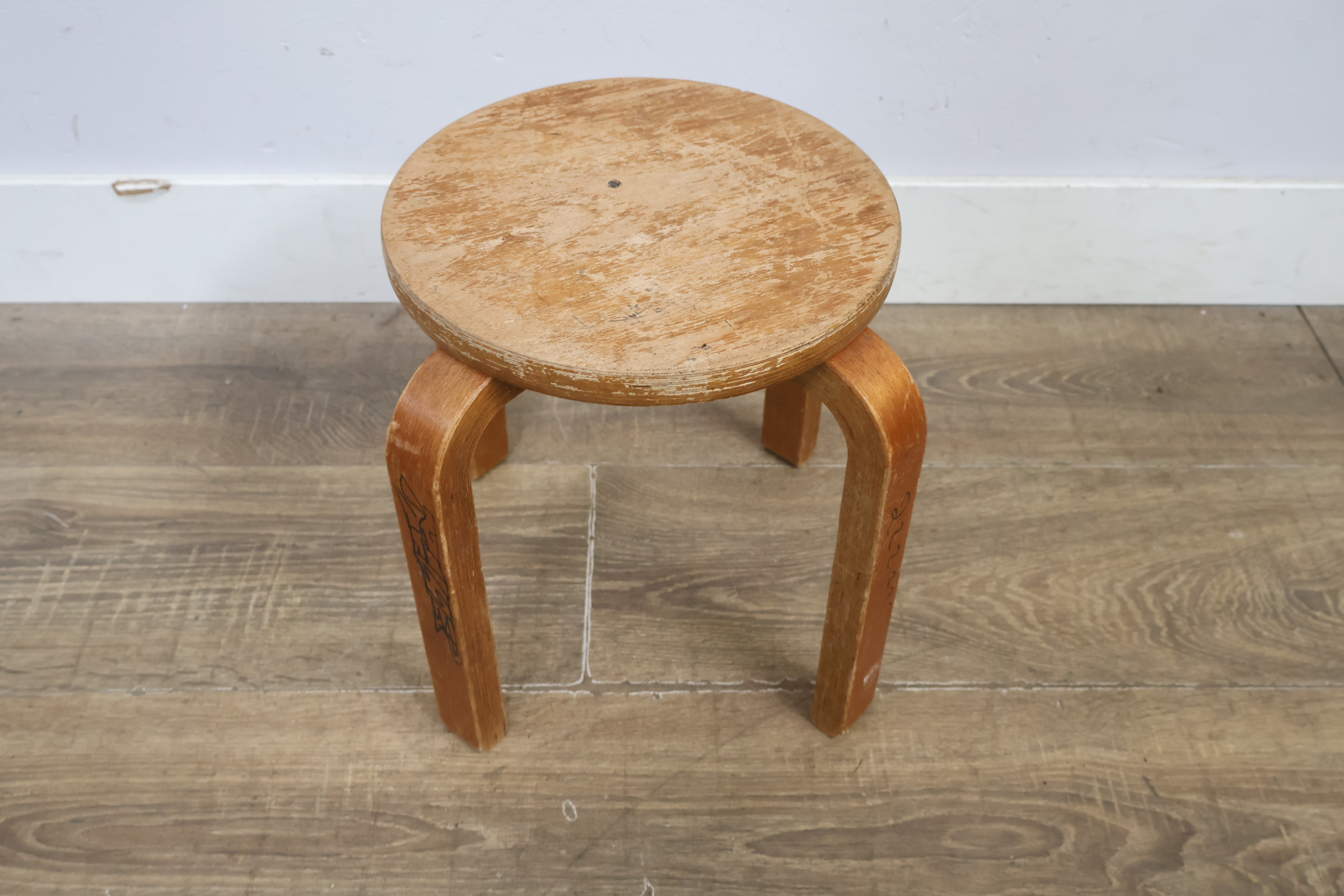 Artek Stool 60 houten kruk – foto 6 – kavel bij GSD Auctions, Zoeterwoude