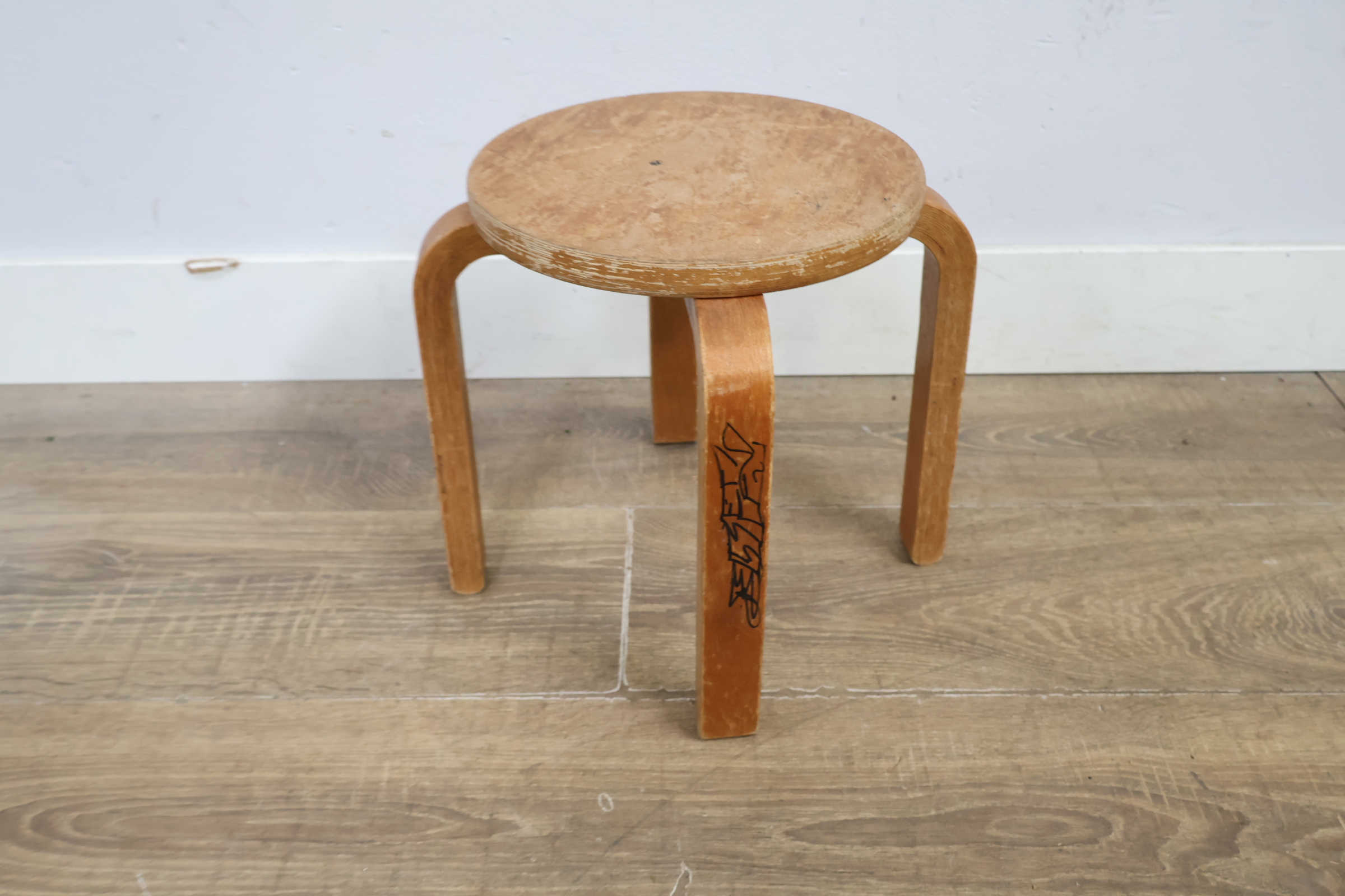 Artek Stool 60 houten kruk – foto 7 – kavel bij GSD Auctions, Zoeterwoude