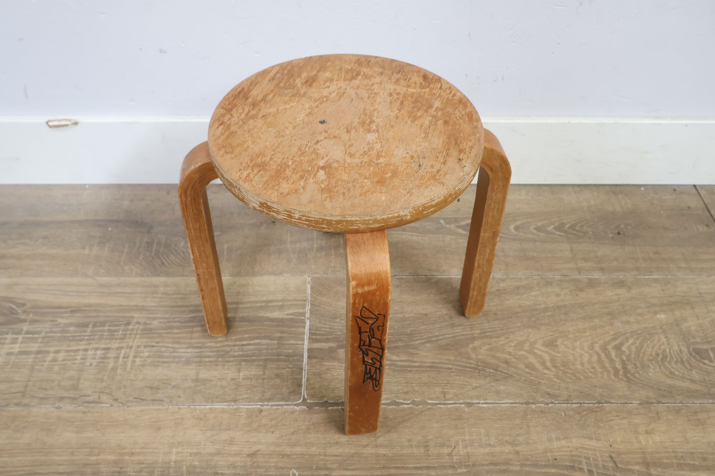 Artek Stool 60 houten kruk – foto 8 – kavel bij GSD Auctions, Zoeterwoude