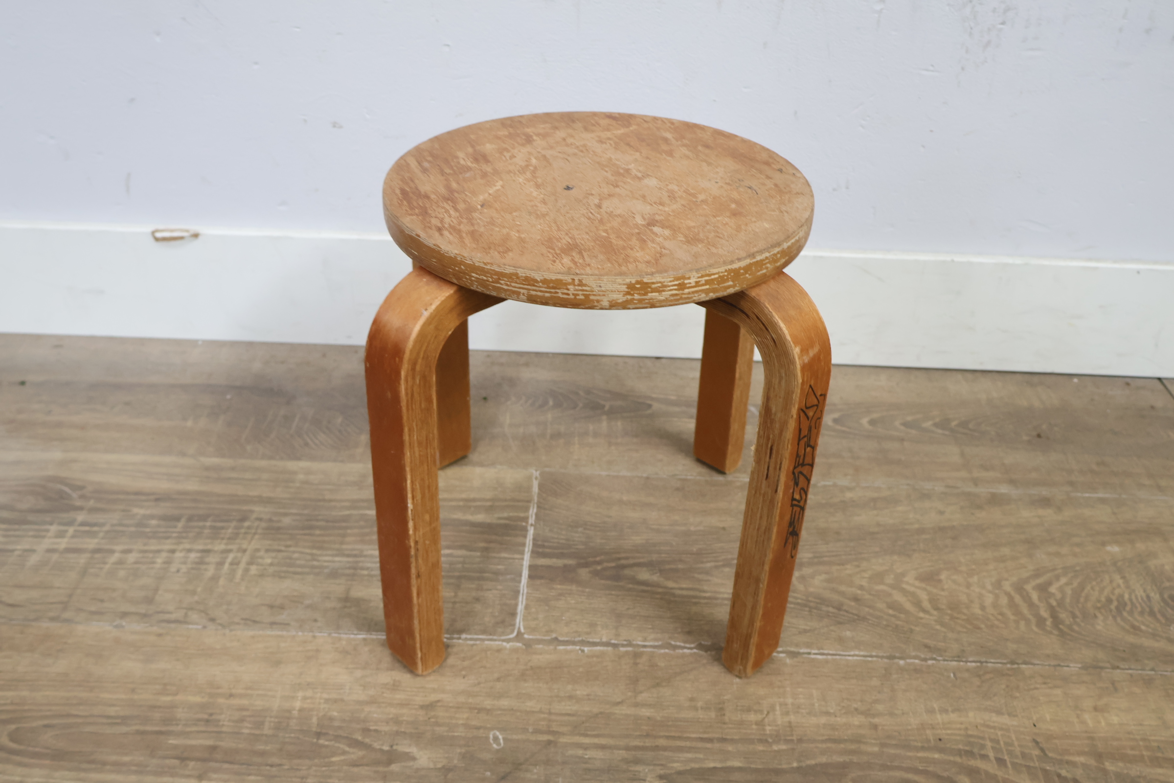 Artek Stool 60 houten kruk – foto 9 – kavel bij GSD Auctions, Zoeterwoude