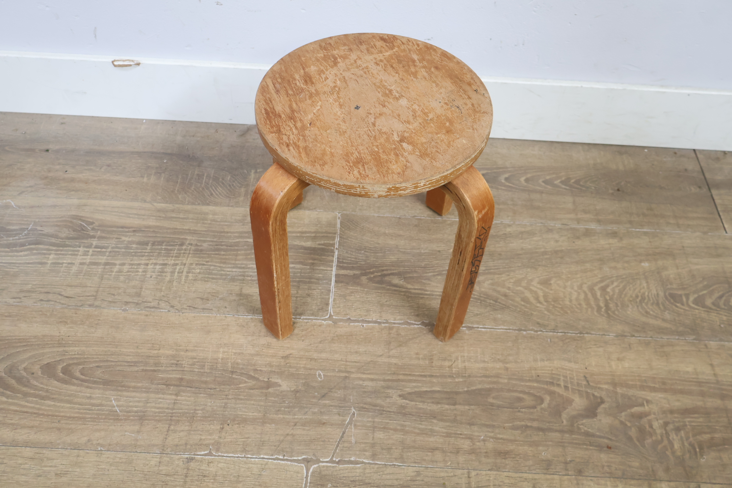 Artek Stool 60 houten kruk – foto 10 – kavel bij GSD Auctions, Zoeterwoude