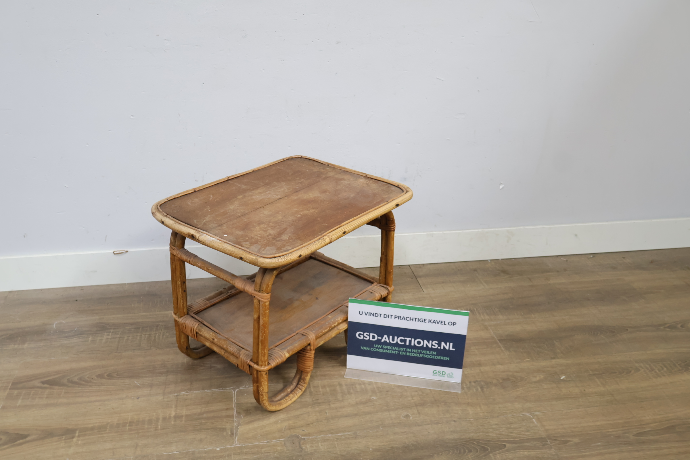 Rotan bijzettafeltje met plank – kavel bij GSD Auctions, Zoeterwoude