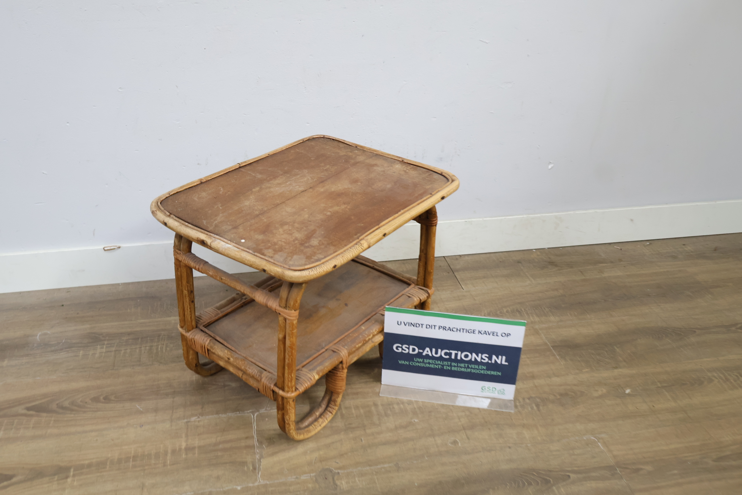 Rotan bijzettafeltje met plank – foto 2 – kavel bij GSD Auctions, Zoeterwoude