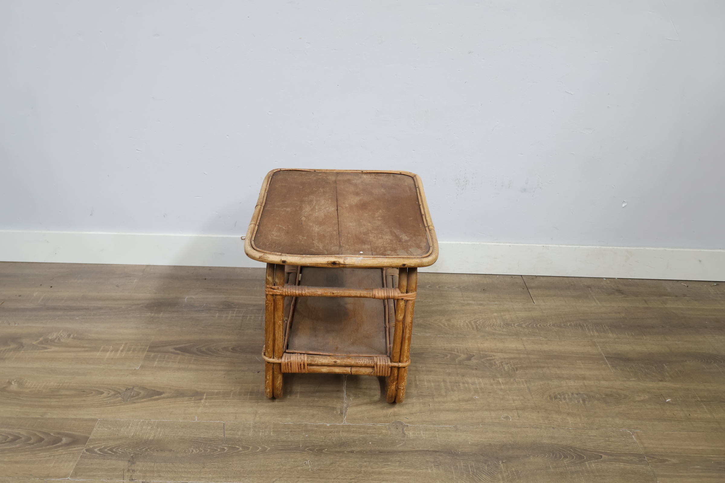 Rotan bijzettafeltje met plank – foto 3 – kavel bij GSD Auctions, Zoeterwoude
