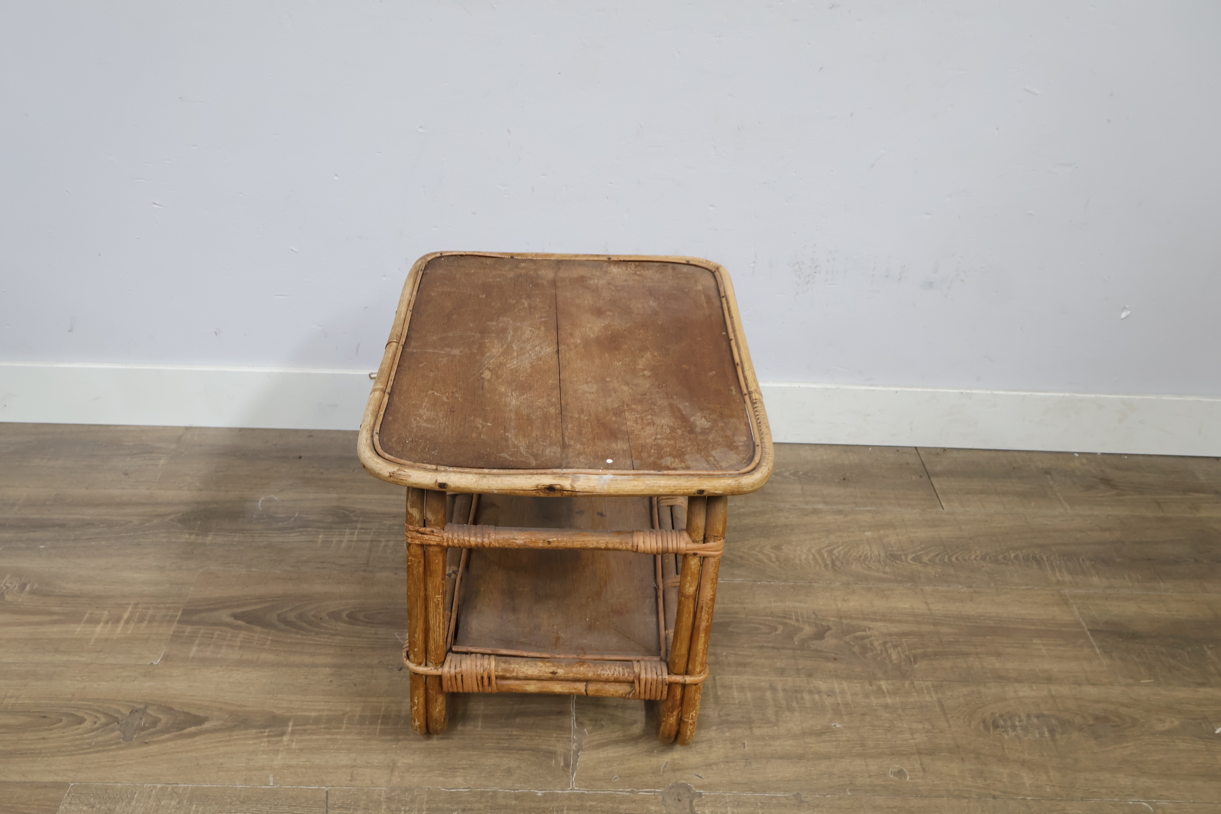 Rotan bijzettafeltje met plank – foto 4 – kavel bij GSD Auctions, Zoeterwoude