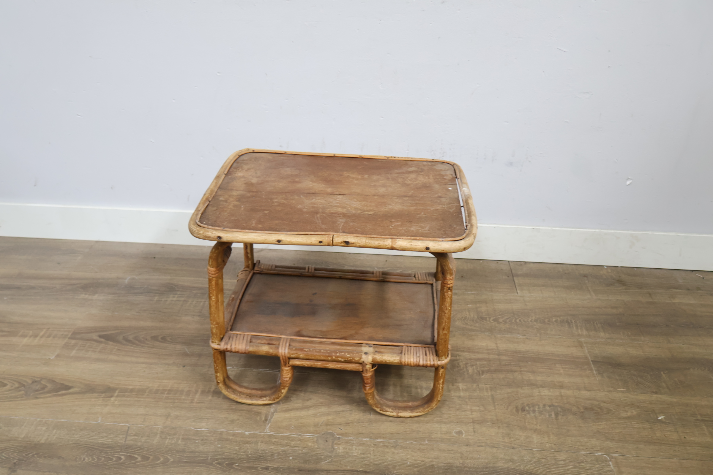 Rotan bijzettafeltje met plank – foto 5 – kavel bij GSD Auctions, Zoeterwoude