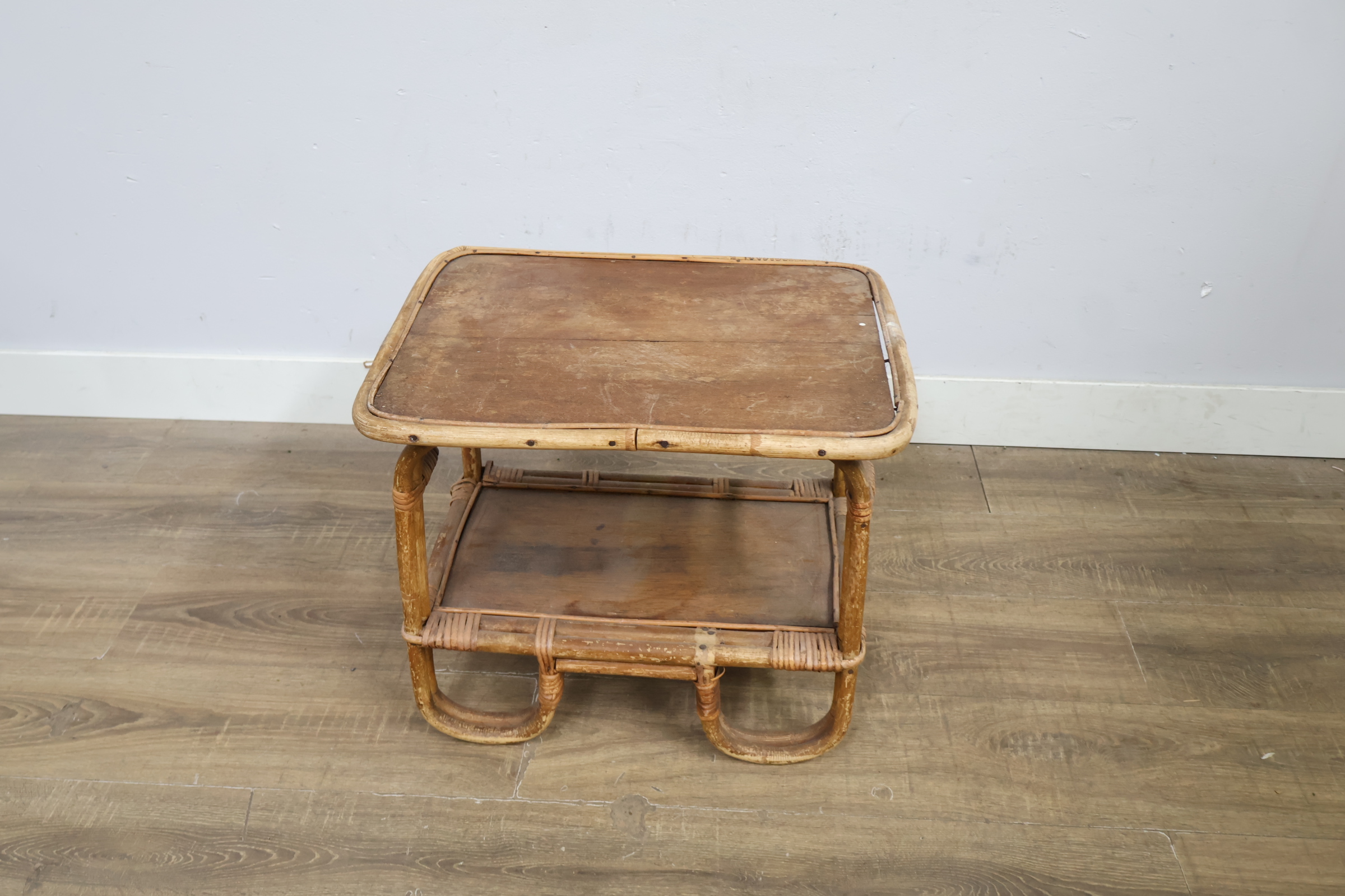 Rotan bijzettafeltje met plank – foto 6 – kavel bij GSD Auctions, Zoeterwoude