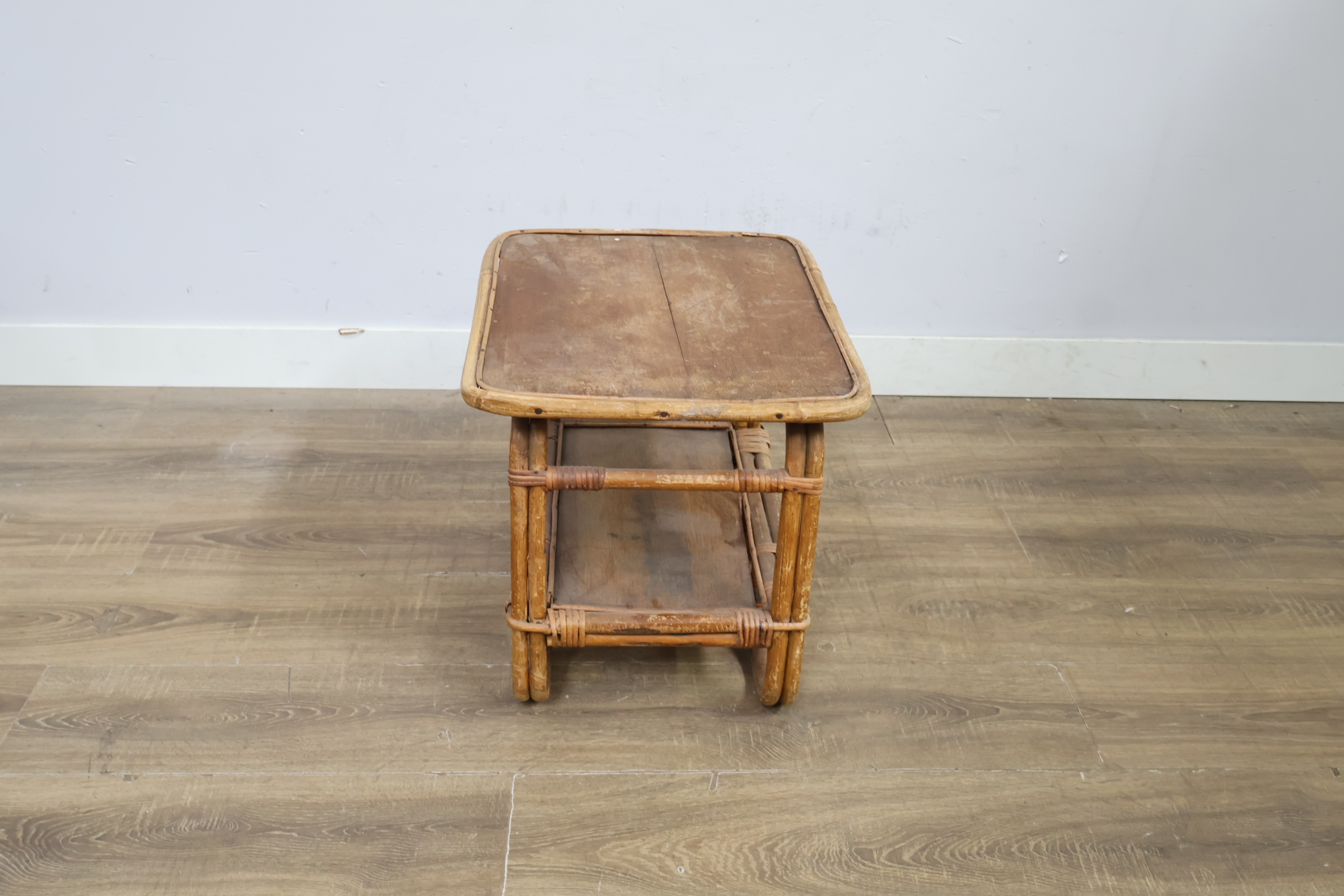Rotan bijzettafeltje met plank – foto 7 – kavel bij GSD Auctions, Zoeterwoude