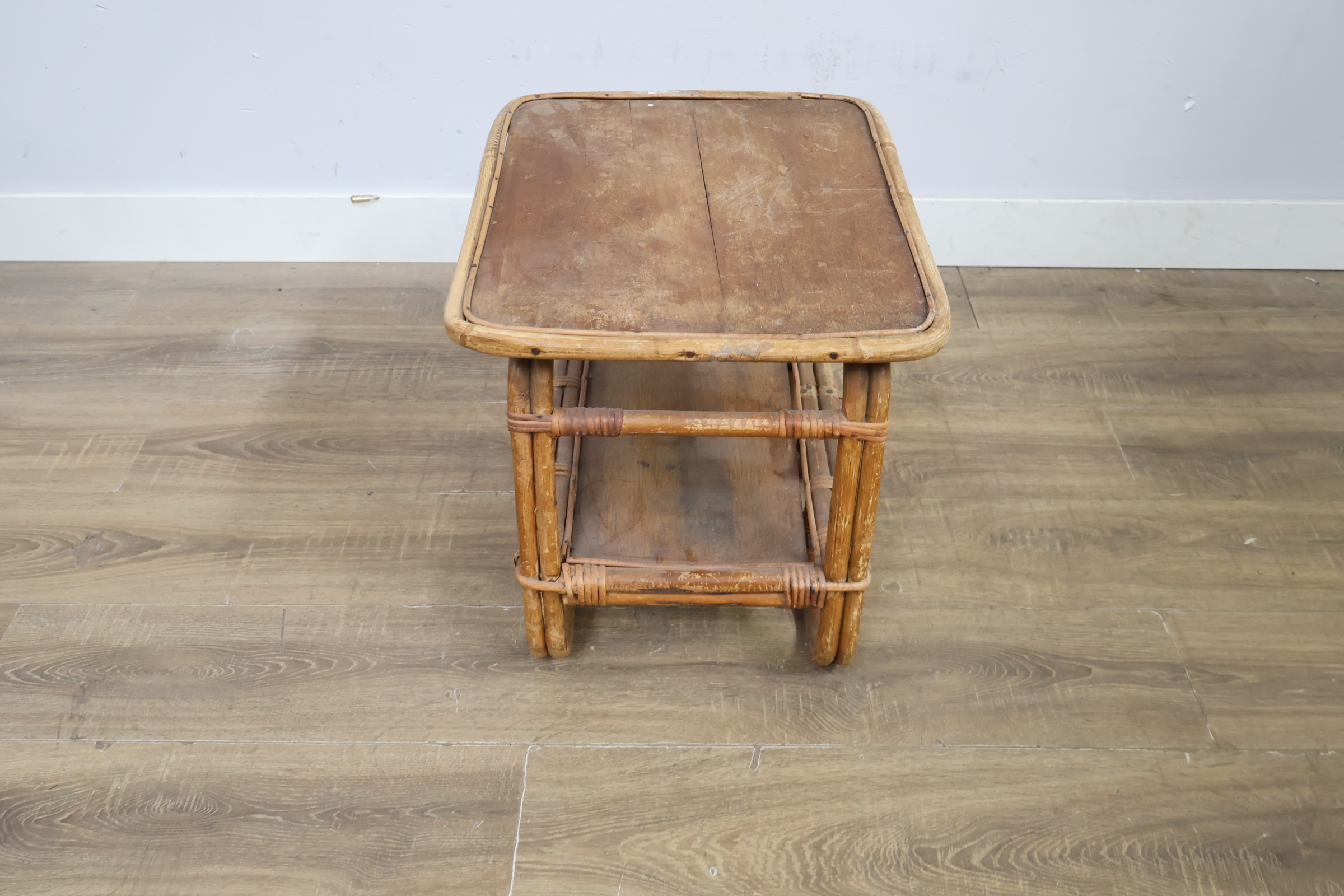 Rotan bijzettafeltje met plank – foto 8 – kavel bij GSD Auctions, Zoeterwoude