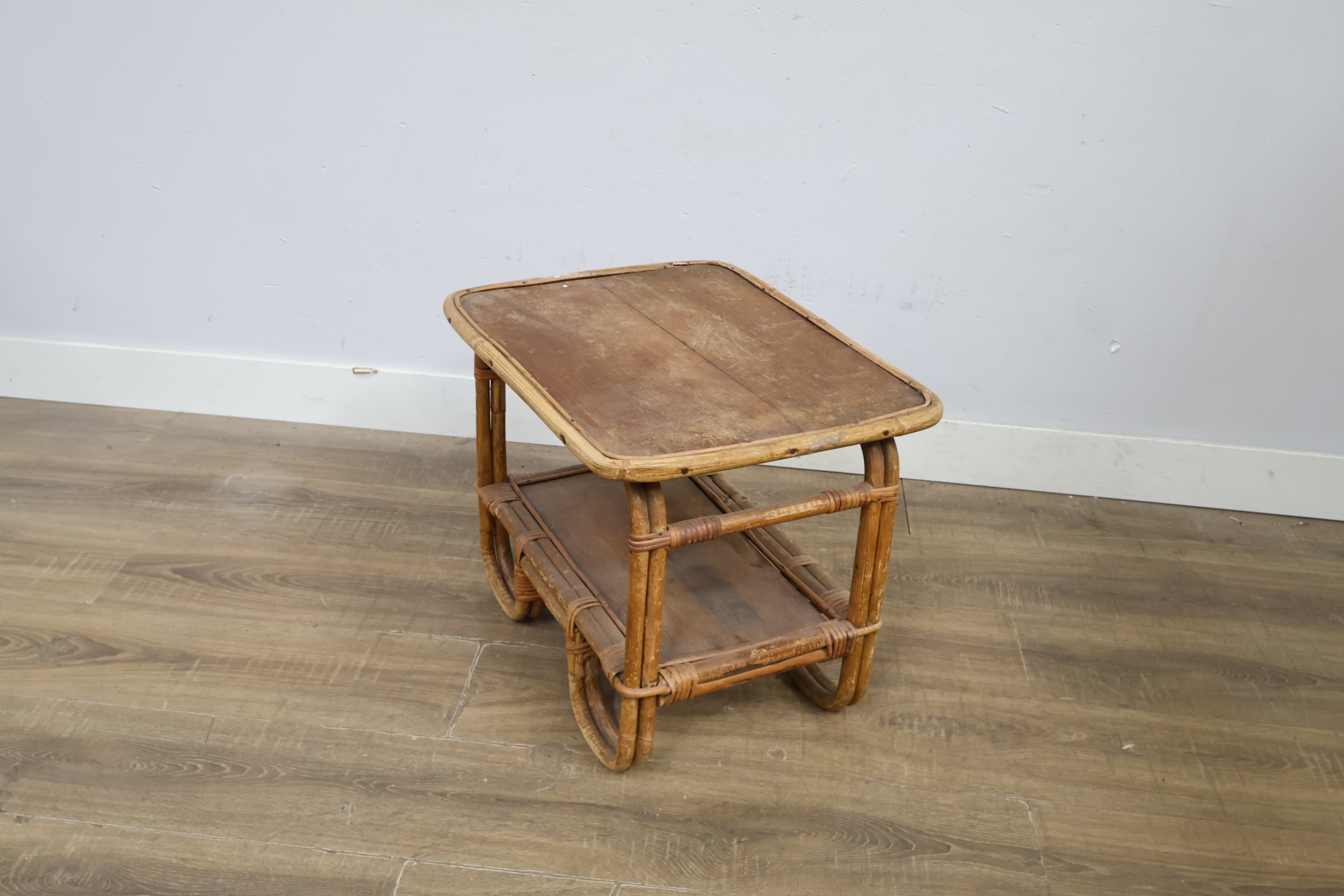Rotan bijzettafeltje met plank – foto 9 – kavel bij GSD Auctions, Zoeterwoude