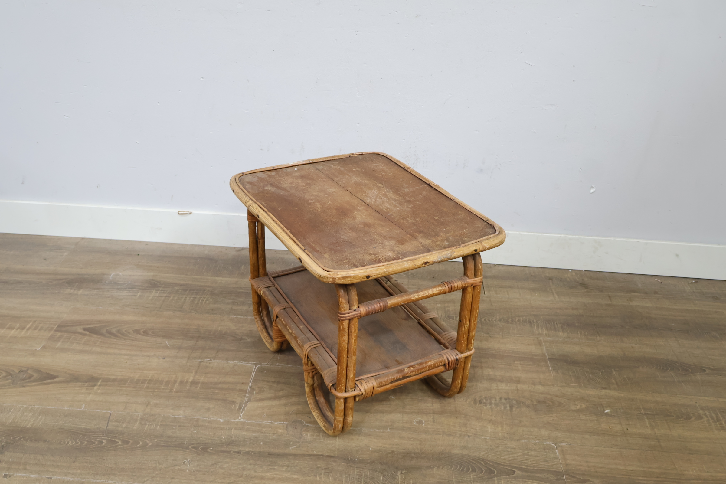 Rotan bijzettafeltje met plank – foto 10 – kavel bij GSD Auctions, Zoeterwoude
