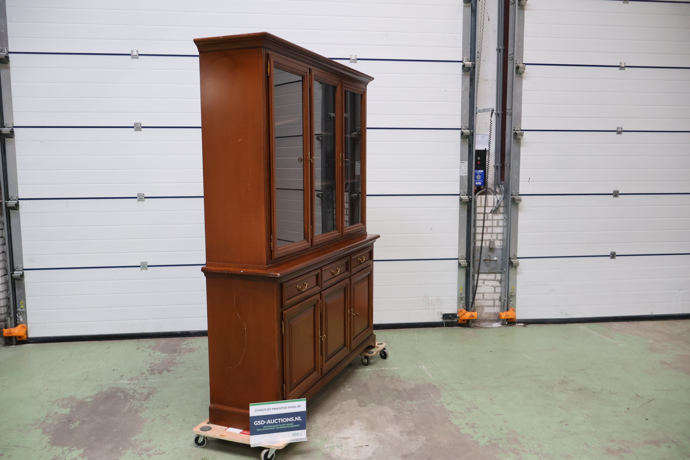 Houten vitrinekast met glazen deuren – kavel bij GSD Auctions, Zoeterwoude