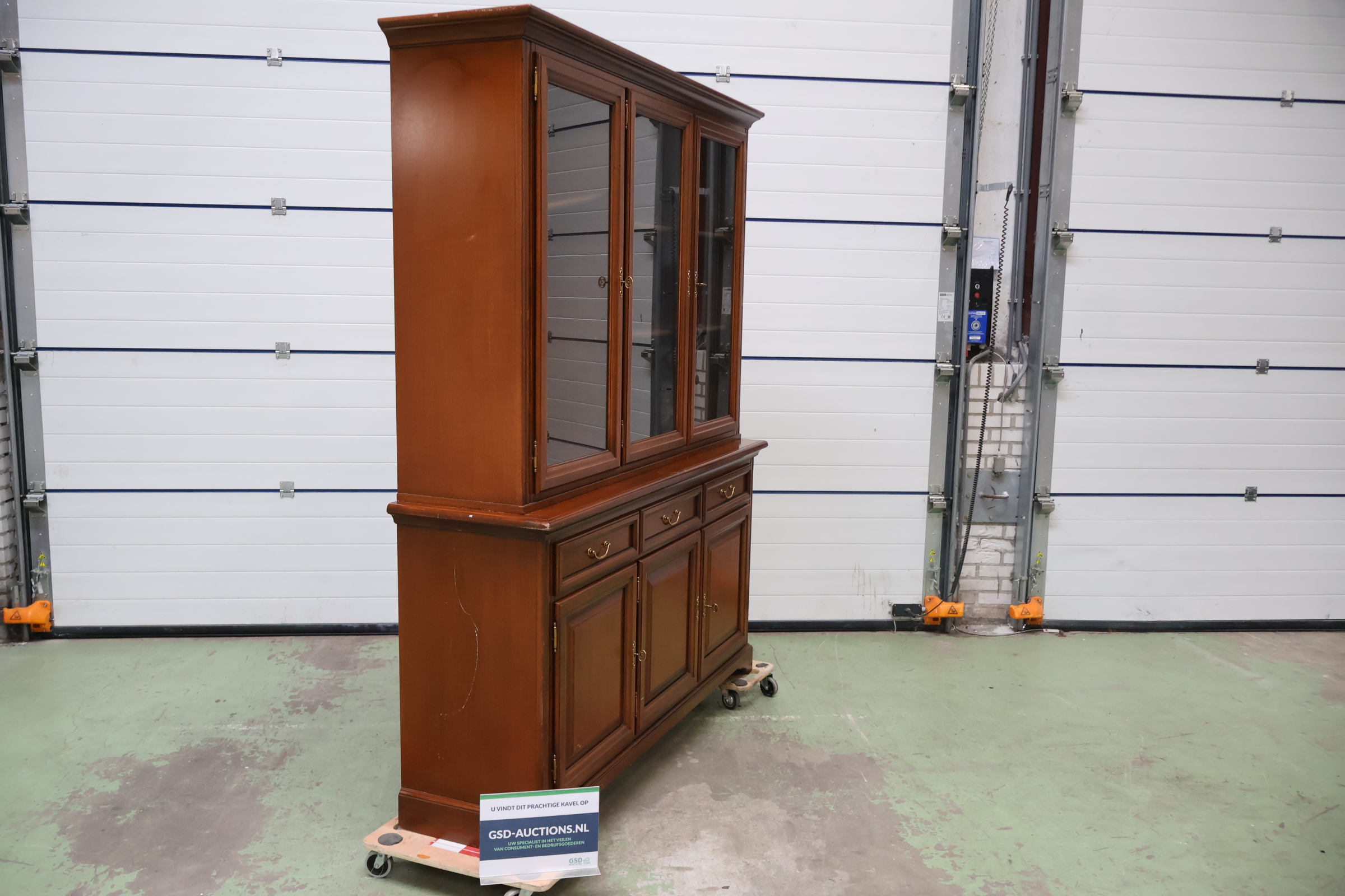 Houten vitrinekast met glazen deuren – foto 2 – kavel bij GSD Auctions, Zoeterwoude