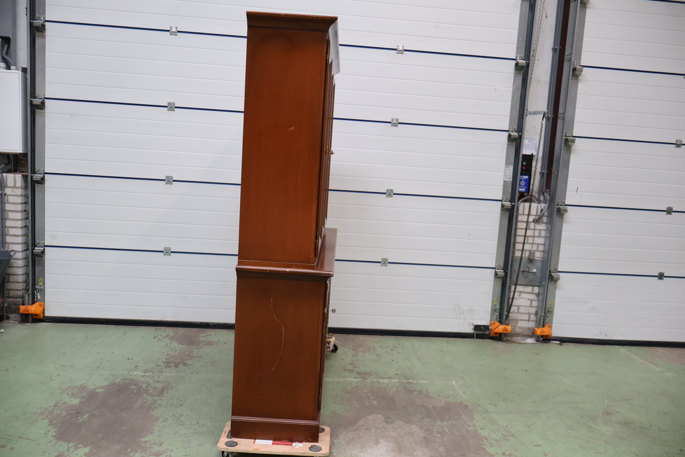 Houten vitrinekast met glazen deuren – foto 3 – kavel bij GSD Auctions, Zoeterwoude