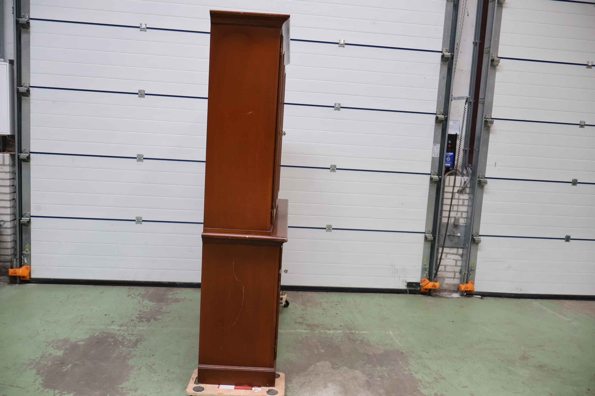 Houten vitrinekast met glazen deuren – foto 4 – kavel bij GSD Auctions, Zoeterwoude
