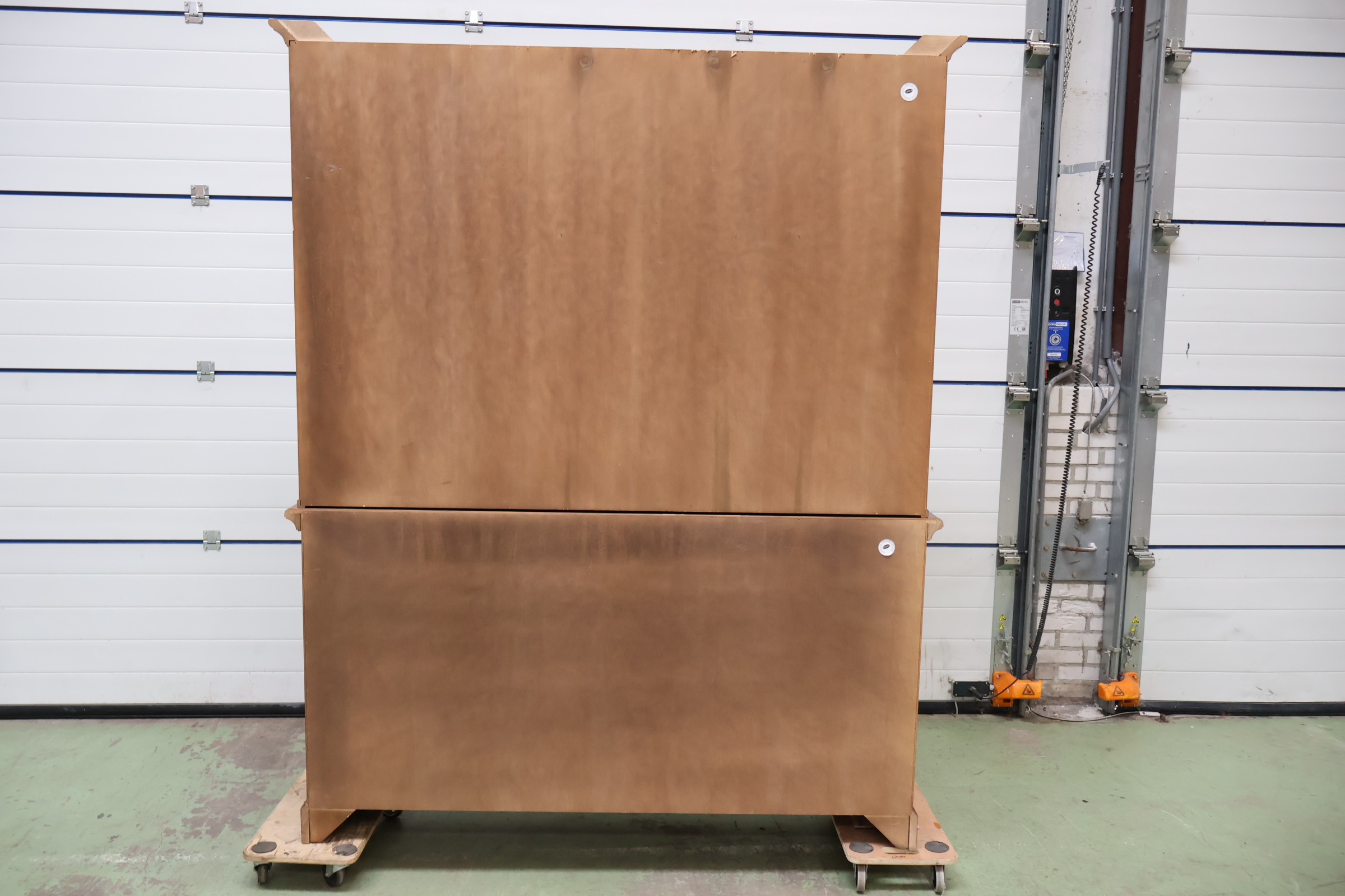 Houten vitrinekast met glazen deuren – foto 5 – kavel bij GSD Auctions, Zoeterwoude