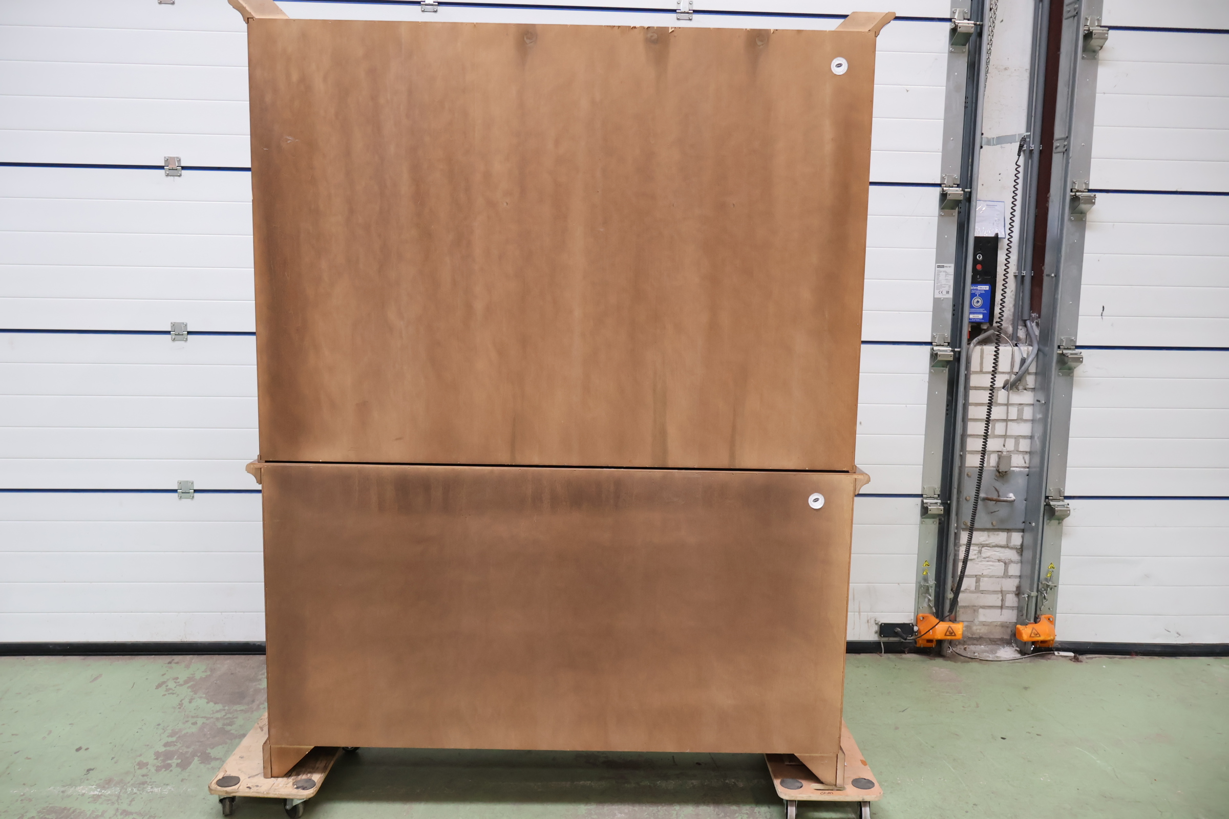 Houten vitrinekast met glazen deuren – foto 6 – kavel bij GSD Auctions, Zoeterwoude